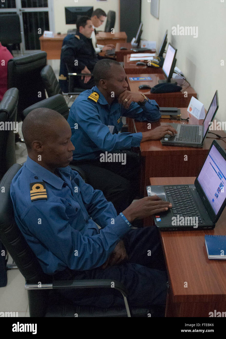 DAKAR, Senegal (10 marzo 2014) Sierra Leone Navy Lt. La Cmdr. Lawrence Jabati e Ghana Navy Lt. La Cmdr. David Kpetigo opera nella Dakar Maritime Operations Center (MOC) durante la fase di esercizio del Sahara Express. Il MOC coordina tutte basate su uno scenario e attività di esercizio compresa la lotta contro la pesca illegale, la tratta degli esseri umani e alla pirateria. Saharan Express 2014 è un annuale alla sicurezza marittima internazionale la cooperazione esercizio inteso a migliorare la sicurezza marittima e la sicurezza in Africa occidentale. (U.S. Foto di Marina di Massa lo specialista di comunicazione 1a classe David R. Krigbaum/ rilasciato) Foto Stock