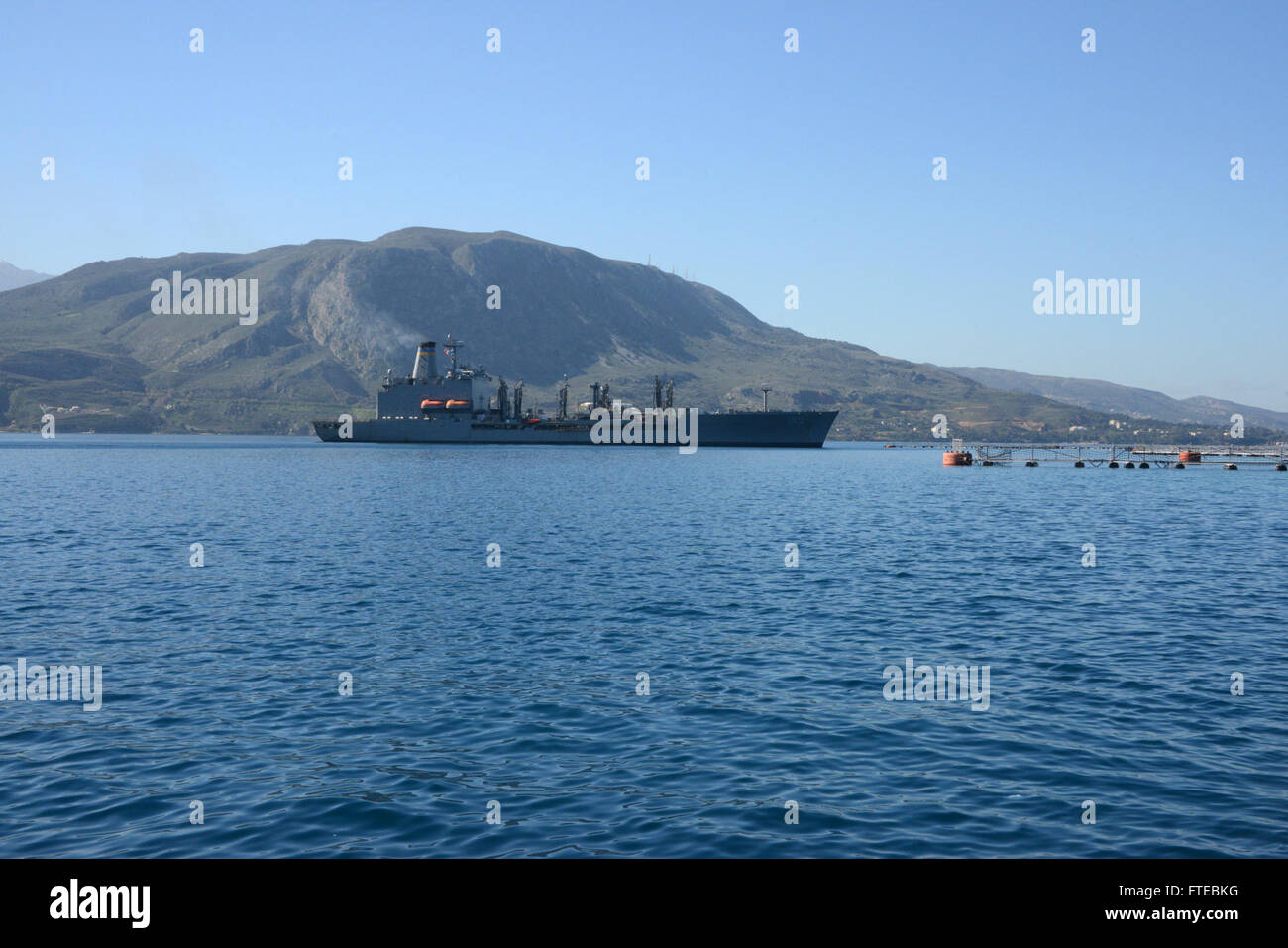 SOUDA BAY, Grecia (10 febbraio 2010) Sealift militare il comando della flotta oliatore di rifornimento USNS John Lenthall (T-AO189) tira in Souda Bay, a Creta per una porta programmata visita. (U.S. Foto di Marina di Massa lo specialista di comunicazione 2a classe Jeffrey M. Richardson/rilasciato) Foto Stock