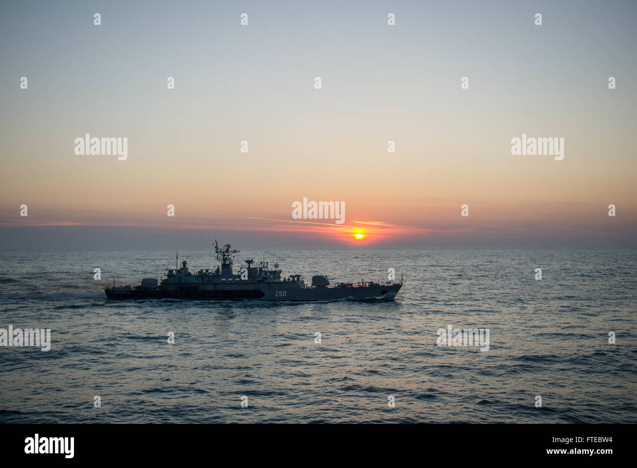 Il 12 marzo 2014, la nave rumena ROS Pete Barbuneanu transitò nel Mar Nero come parte di un esercizio multilaterale con la Marina degli Stati Uniti, migliorando gli sforzi di cooperazione per la sicurezza del teatro. L'esercitazione fu condotta con il cacciatorpediniere classe Arleigh Burke USS Truxtun (DDG 103), che mostrava operazioni di sicurezza marittima nell'area della 6th Fleet. Foto Stock