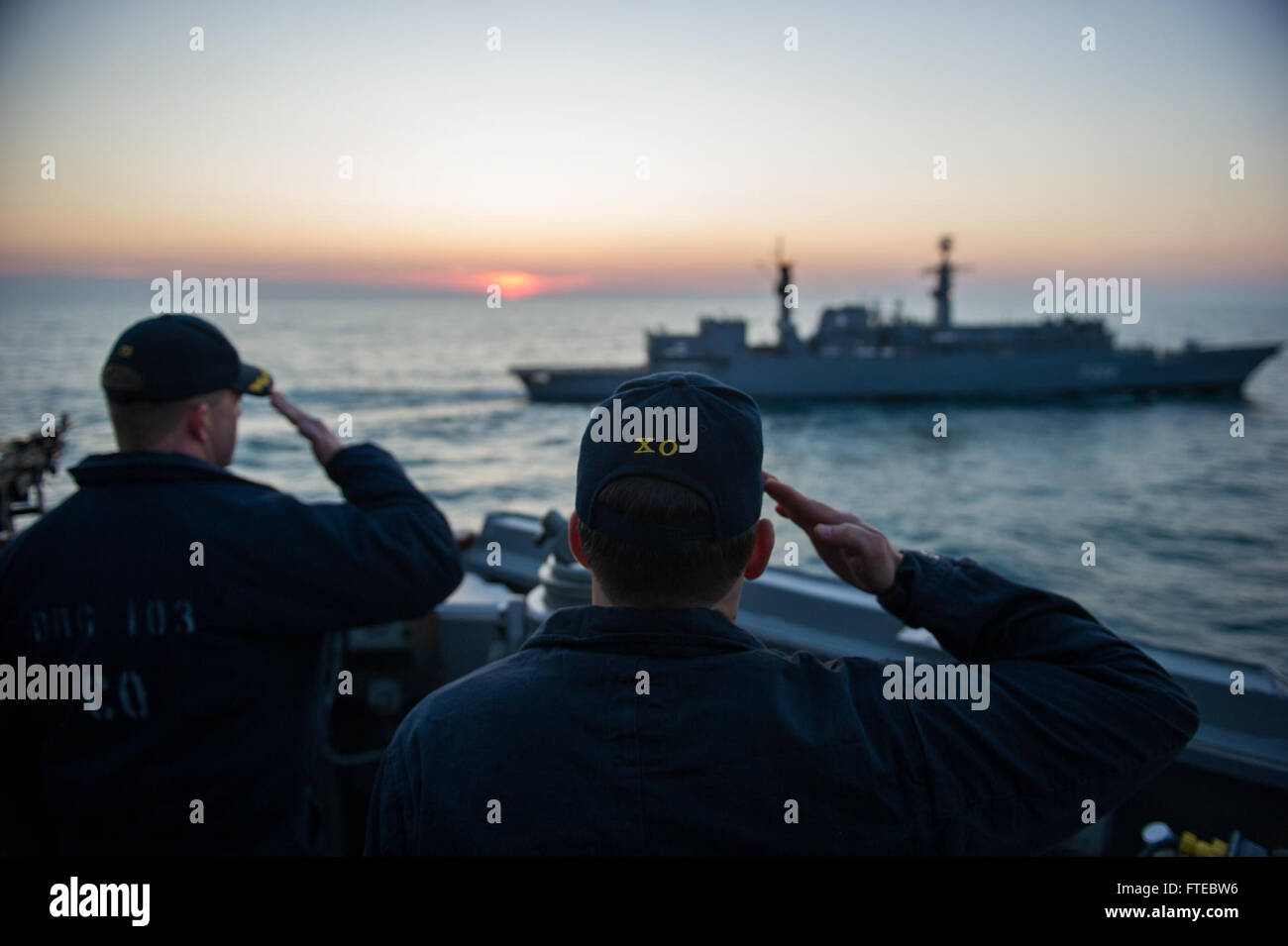 140312-N-EI510-847 MAR NERO (12 marzo 2014) - Cmdr. Andrew Biehn, comandante della Arleigh Burke-class guidato-missile destroyer USS Truxtun (DDG 103), a sinistra e a quella della Cmdr. Andrew Bates, delegato di Truxtun, salutate il rumeno nave ROS Regina Maria (F 222) durante un esercizio multilaterale con la Romania e la Bulgaria come parte del teatro di sicurezza gli sforzi di cooperazione. Truxtun viene distribuito come parte del George H. W. Bush Carrier Strike gruppo su una distribuzione programmata sostenere le operazioni di sicurezza marittima e di teatro la cooperazione in materia di sicurezza gli sforzi negli Stati Uniti Sesta flotta area di operazioni. Foto Stock