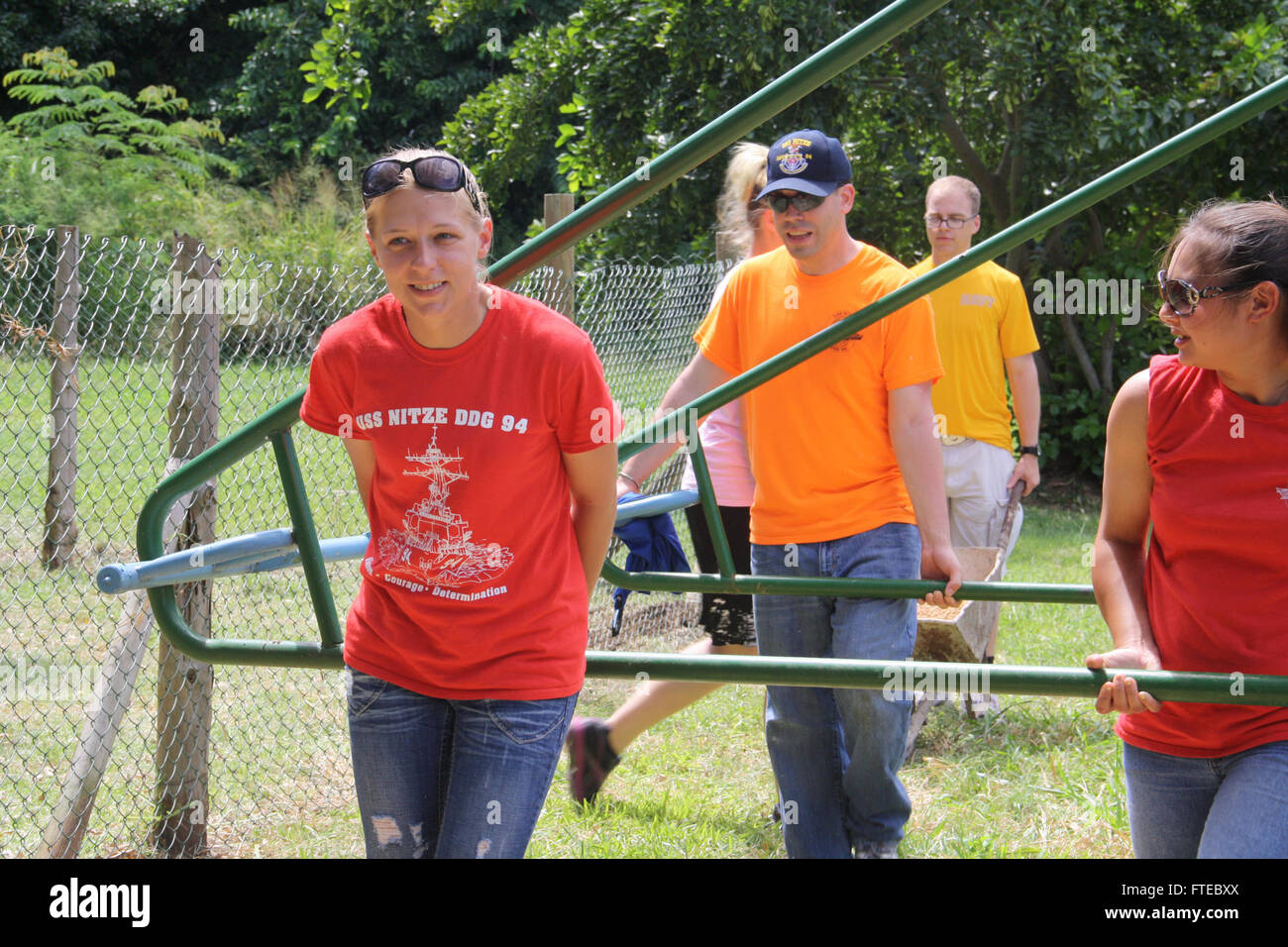 140315-N-ZZ999-005 Maurizio (Mar 15, 2014) - velisti assegnati alle visite-missile destroyer USS Nitze (DDG 94) preparare per correggere la rottura di un set di oscillazione a Ti Rayons Solei un riparo per i bambini diseredati. Nitze è su una distribuzione programmata sostenere le operazioni di sicurezza marittima e di teatro la cooperazione in materia di sicurezza gli sforzi negli Stati Uniti Sesta flotta area di operazioni. (U.S. Le foto della marina da uno specialista della logistica in seconda classe Petty Officer Octavia Cristiano) Unisciti alla conversazione su Twitter ( https://twitter.com/naveur navaf ) follow us on Facebook https://www.facebook.com/USNavalForcesEuropeAfrica ( ) Foto Stock