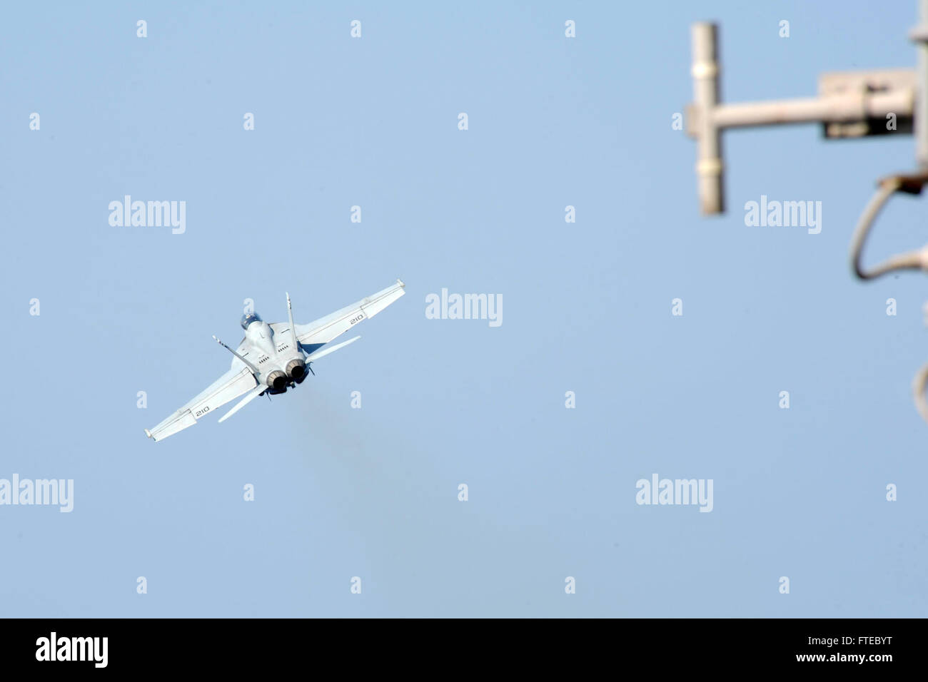 Un F/A-18F Super Hornet del VFA-213 'Fighting Black Lions' decolla dalla USS George H.W. Bush (CVN 77) nel Mar Mediterraneo. L'aereo fa parte delle operazioni di sicurezza marittima della Marina degli Stati Uniti e della cooperazione per la sicurezza del teatro in Europa e in Africa. Foto Stock