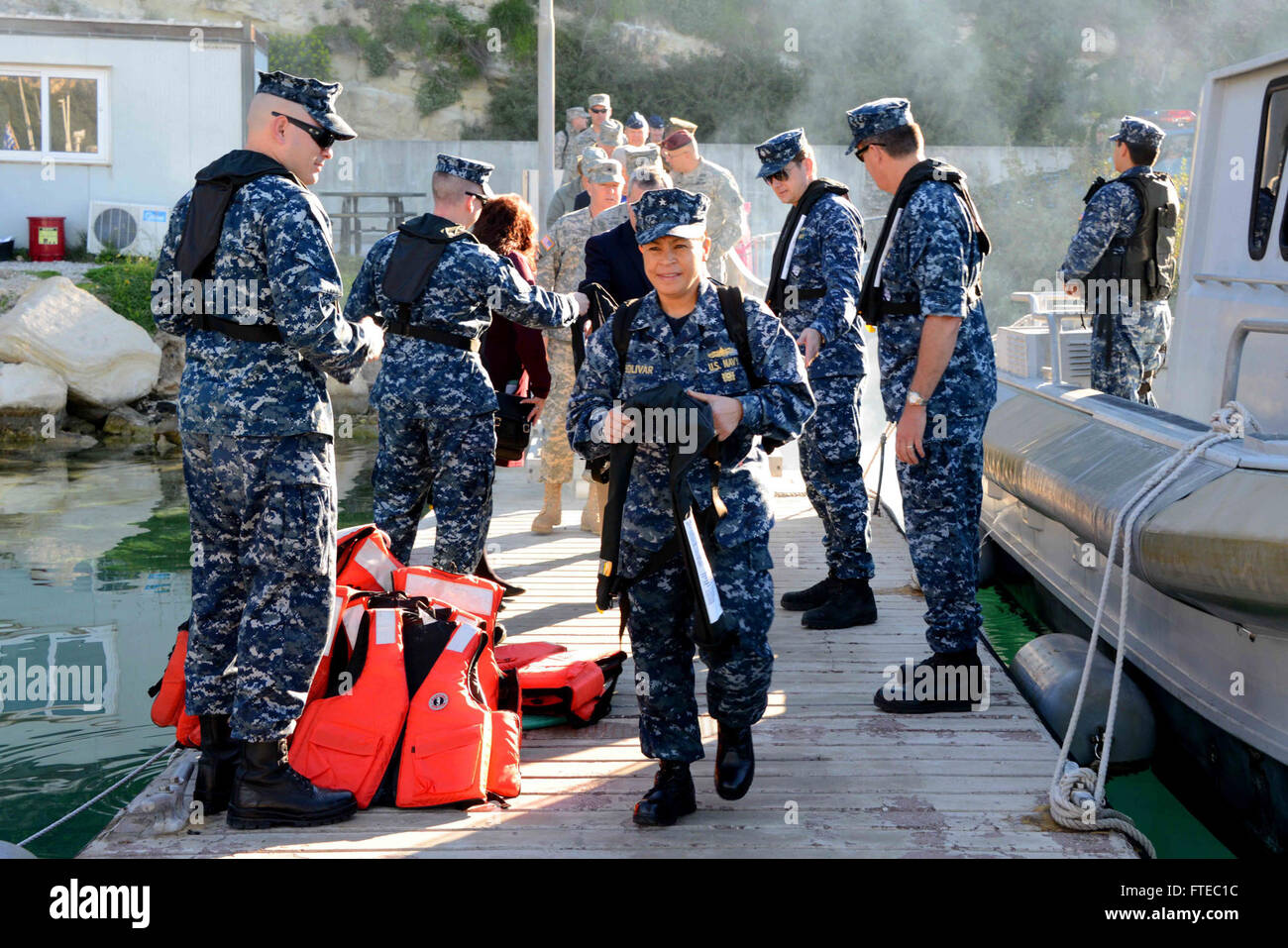Il contrammiraglio Bette Bolivar, che partecipa al programma CAPSTONE, indossa un giubbotto di salvataggio prima di un tour in barca di Souda Bay, Grecia. CAPSTONE è un programma educativo militare congiunto per alti ufficiali e dirigenti civili appena nominati. Foto Stock
