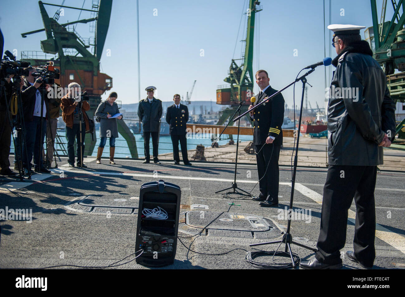 140314-N-EI510-046 Varna, Bulgaria (14 marzo 2014) della Cmdr. Andrew Biehn, comandante della Arleigh Burke-class guidato-missile destroyer USS Truxtun (DDG 103) tenere una conferenza stampa a bordo della Truxtun, che attualmente è in Varna Bulgaria in seguito a un esercizio multilaterale con la Romania e la Bulgaria come parte del teatro di sicurezza gli sforzi di cooperazione del Mar Nero. Il Truxtun viene distribuito come parte del George H. W. Bush Strike gruppo su una distribuzione programmata sostenere le operazioni di sicurezza marittima e di teatro la cooperazione in materia di sicurezza gli sforzi negli Stati Uniti Sesta flotta area di operazioni. (U.S. Nav Foto Stock