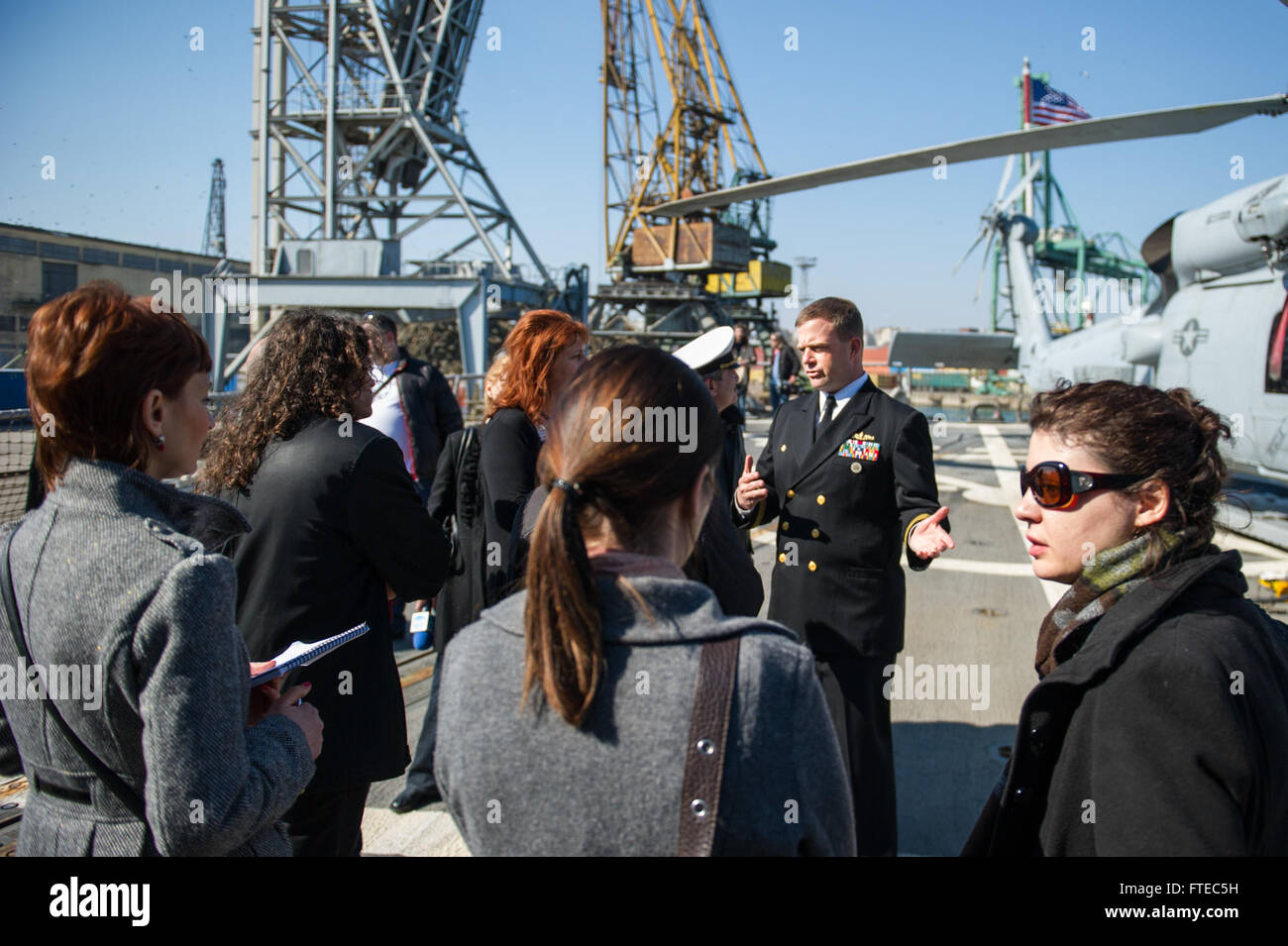 140314-N-EI510-132 Varna, Bulgaria (14 marzo 2014) della Cmdr. Andrew Biehn, comandante della Arleigh Burke-class guidato-missile destroyer USS Truxtun (DDG 103) offre un tour di media a bordo del Truxtun, che attualmente è in Varna Bulgaria in seguito a un esercizio multilaterale con la Romania e la Bulgaria come parte del teatro di sicurezza gli sforzi di cooperazione del Mar Nero. Il Truxtun viene distribuito come parte del George H. W. Bush Strike gruppo su una distribuzione programmata sostenere le operazioni di sicurezza marittima e di teatro la cooperazione in materia di sicurezza gli sforzi negli Stati Uniti Sesta flotta area di operazioni. (U.S. Navy Foto Stock