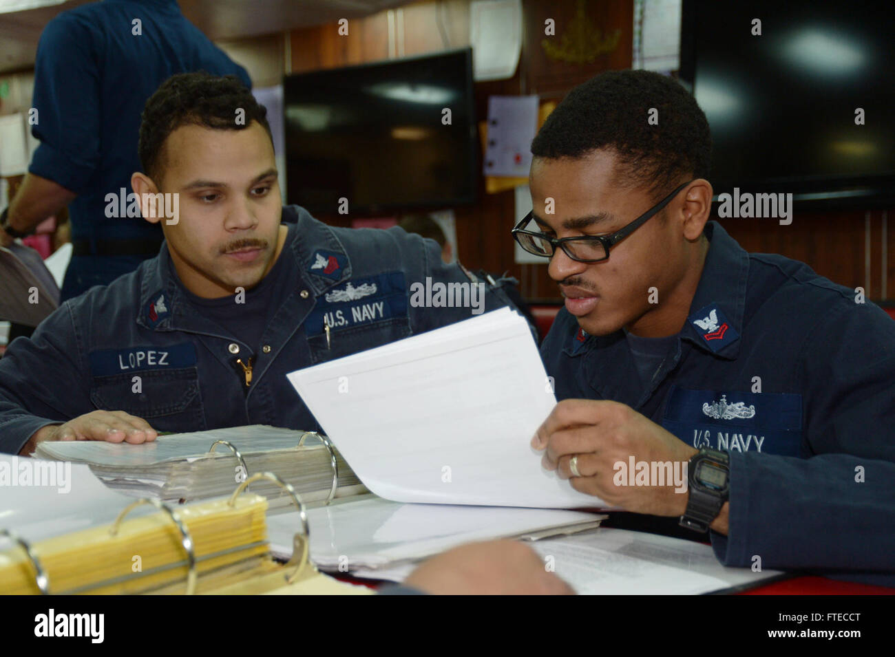 I marinai a bordo della USS Ramage (DDG 61), i tecnici dei sistemi a turbina a gas di 1a classe Ezekiel Lopez e di 2a classe Dmitri Thompson esaminano gli aggiornamenti di manutenzione a bordo del cacciatorpediniere a missili guidati durante il suo dispiegamento nel Mar Mediterraneo. La nave sta supportando le operazioni di sicurezza e gli sforzi di cooperazione nell'area delle operazioni della 6th Fleet degli Stati Uniti. Foto Stock