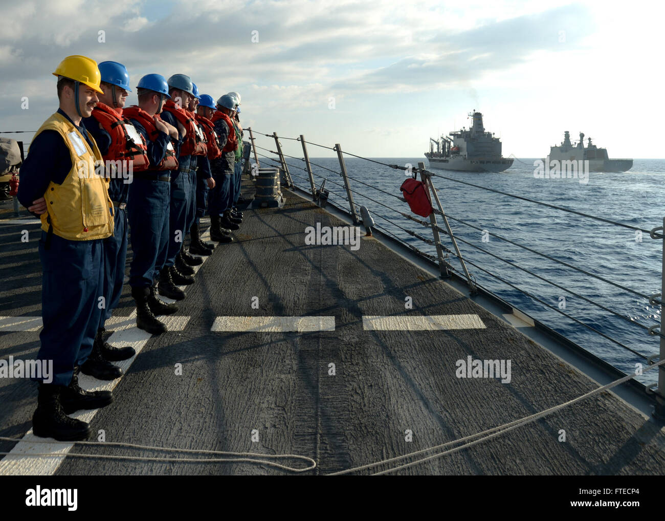 Mare Mediterraneo (26 marzo 2014) - i marinai, assegnati alle visite-missile destroyer USS Ramage (DDG 61), stand in formazione sul castello di prua in preparazione per condurre un rifornimento in corso con la forza militare di comando Sealift flotta oliatore di rifornimento USNS John Lenthall (T-AO 189). Ramage homeported a Norfolk, Virginia, è su una distribuzione programmata sostenere le operazioni di sicurezza marittima e di teatro la cooperazione in materia di sicurezza gli sforzi negli Stati Uniti Sesta flotta area di operazioni. Foto Stock