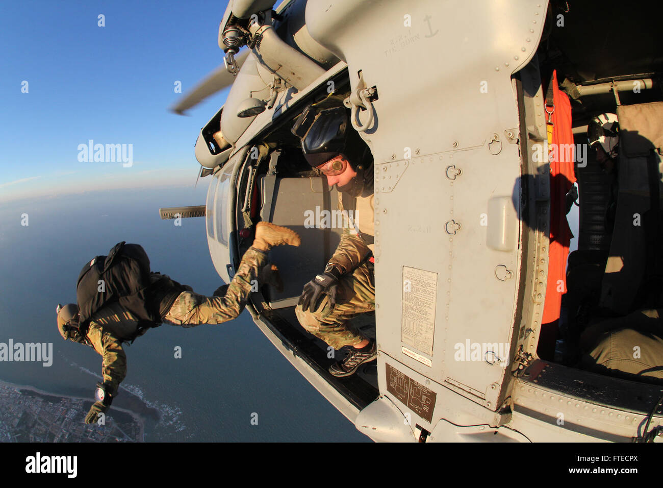 140326-N-BG563-004 Rota, Spagna (26 marzo 2014) i membri dell'eliminazione degli ordigni esplosivi unità mobile (EODMU) 8, spagnola e forze speciali paradrop condurre operazioni di formazione con il Ghostriders di elicottero di mare squadrone di combattimento (HSC) 28, DET. 1. (U.S. Navy foto di Lt. La Cmdr. Scott "fumo" Moak) Foto Stock