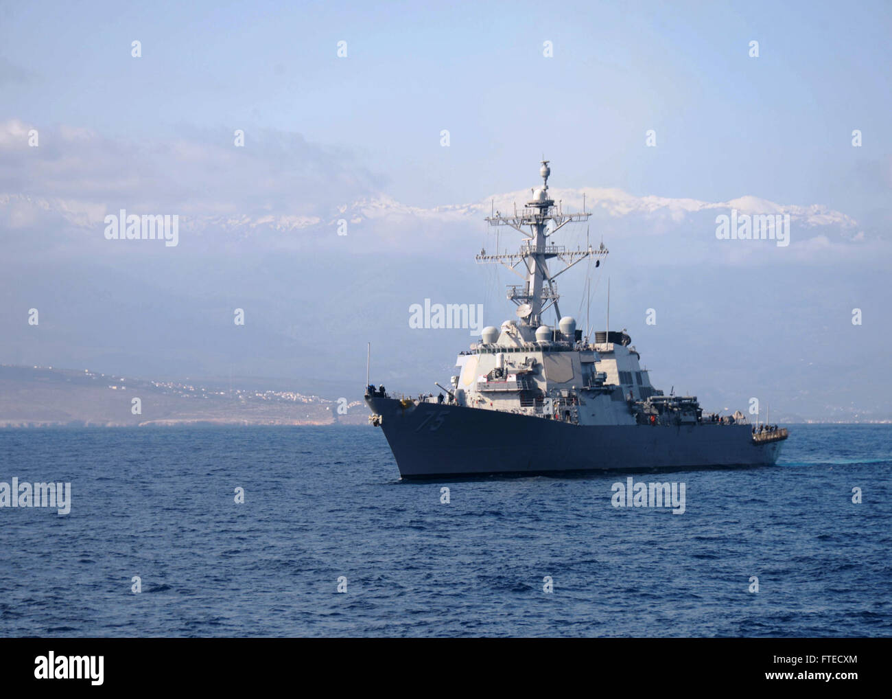 Mare Mediterraneo (31 marzo 2014) - visite-missile destroyer USS Donald Cook (DDG 75) si prepara a condurre un passeggero e il trasferimento dei pezzi con un rigido-scafo gommone assegnato alle visite-missile destroyer USS Ramage (DDG 61). Ramage homeported a Norfolk, Virginia, è su una distribuzione programmata sostenere le operazioni di sicurezza marittima e di teatro la cooperazione in materia di sicurezza gli sforzi negli Stati Uniti Sesta flotta area di operazioni. Foto Stock