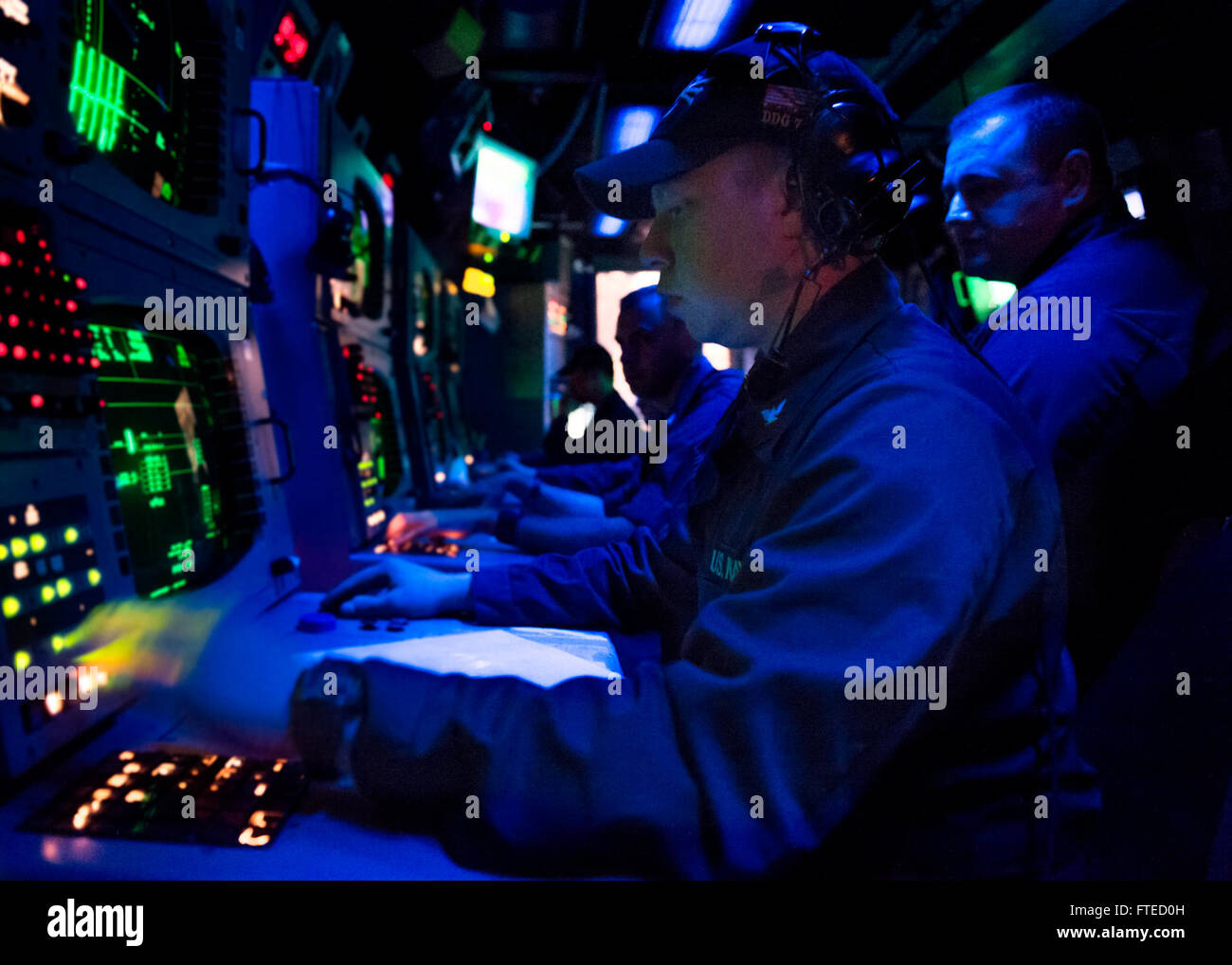 Il 1 aprile 2014, i marinai a bordo della USS Donald Cook (DDG 75), un cacciatorpediniere missilistico guidato della classe Arleigh Burke, parteciparono ad un'esercitazione di guerra anti-sommergibile come parte dell'esercitazione Noble Dina. L'esercitazione prevedeva una cooperazione navale multinazionale tra la marina ellenica e quella israeliana, sostenendo le operazioni militari statunitensi nella regione del Mediterraneo. Foto Stock