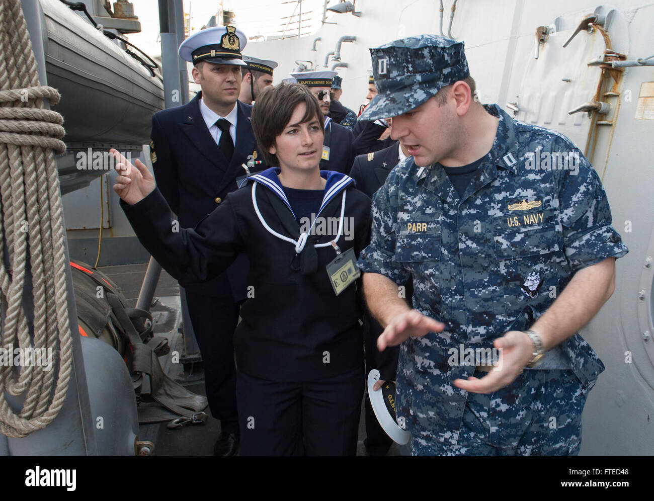 140403-N-PW661-011 PALERMO, Italia (aprile 3, 2014) Lt. Mathew Parr, diritto, armi officer a bordo guidato-missile destroyer USS Mason (DDG 87), conduce un tour della nave per un gruppo di marinai italiani. Mason, come parte del Harry Truman Carrier Strike gruppo, è operativo negli Stati Uniti Sesta flotta area di responsabilità (AOR) a sostegno di le operazioni di sicurezza marittima e di teatro di sicurezza gli sforzi di cooperazione come si completa un 9 mesi di distribuzione per la U. S. 6a e la 5a flotta AOR. (U.S. Foto di Marina di Massa lo specialista di comunicazione 2a classe Rob Aylward/rilasciato) Foto Stock