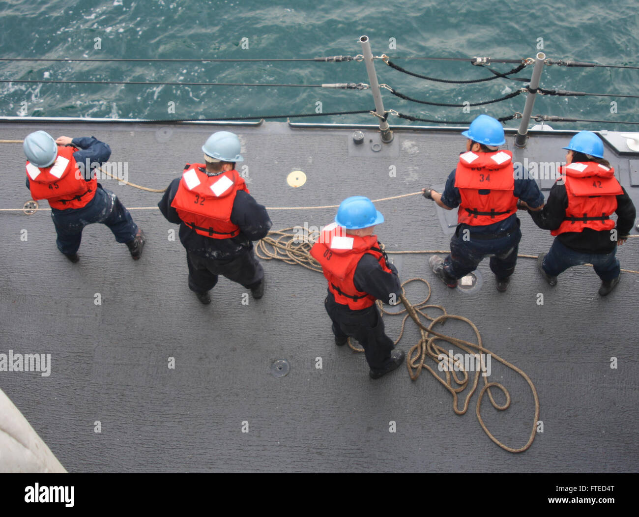 A bordo della USS LEYTE golfo, in mare (5 aprile 2014) -- i gestori di linea sul meteo mazzo di USS Leyte golfo (CG 55) heave intorno a ricevere una sonda di rifornimento di carburante da RFA Orangeleaf durante un rifornimento in corso il sabato. Leyte golfo è in Scozia per partecipare in Joint Warrior 14-1, un semi-annuale, Regno Unito-led esercizio di formazione progettate per fornire la NATO e le forze alleate hanno un unico multi-warfare ambiente in cui preparare per le operazioni globali. Il guerriero comune esercizio è destinato a migliorare l'interoperabilità tra Allied Marine in un operativamente ambiente stimolante. (U.S. Navy Foto Stock