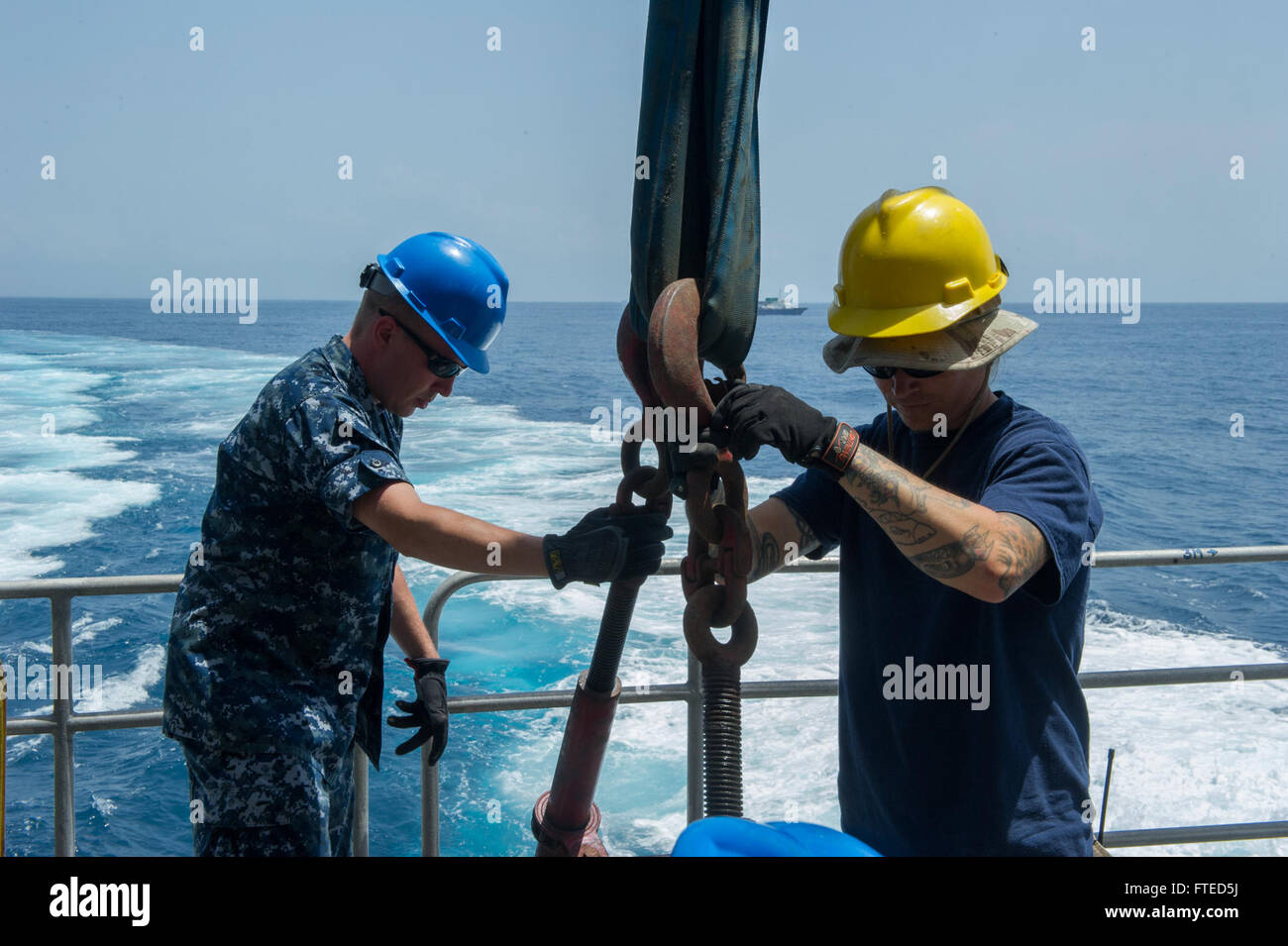 Il 7 aprile 2014, marinai e marinai del servizio civile a bordo della testa di lancia USNS (JHSV 1) hanno condotto operazioni congiunte nel Golfo di Guinea. Tali attività facevano parte del programma African Maritime Law Enforcement Partnership (AMLEP), volto a migliorare la sicurezza marittima e a far rispettare le leggi nelle acque territoriali africane. Foto Stock