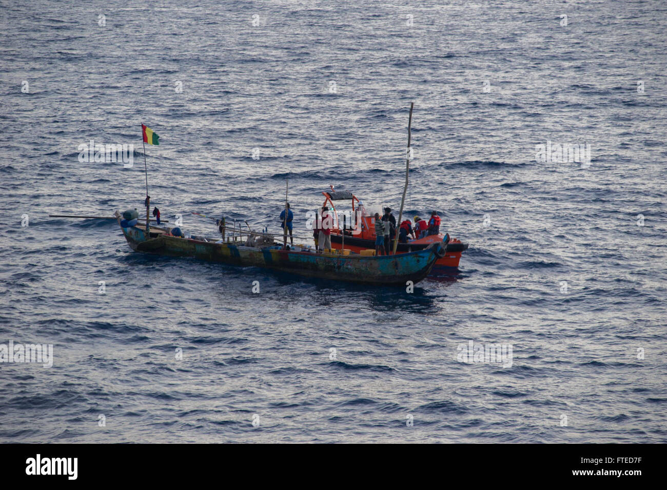 L'8 aprile 2014, la punta di lancia USNS (JHSV 1), gestita dai guardiani costieri statunitensi e dai marinai del servizio civile, ha assistito un peschereccio in difficoltà nel Golfo di Guinea. Questa operazione faceva parte di uno sforzo combinato di applicazione della legge marittima tra gli Stati Uniti e il Ghana, con l'obiettivo di rafforzare la sicurezza regionale e far rispettare le leggi marittime nell'ambito dell'African Maritime Law Enforcement Partnership (AMLEP). Foto Stock