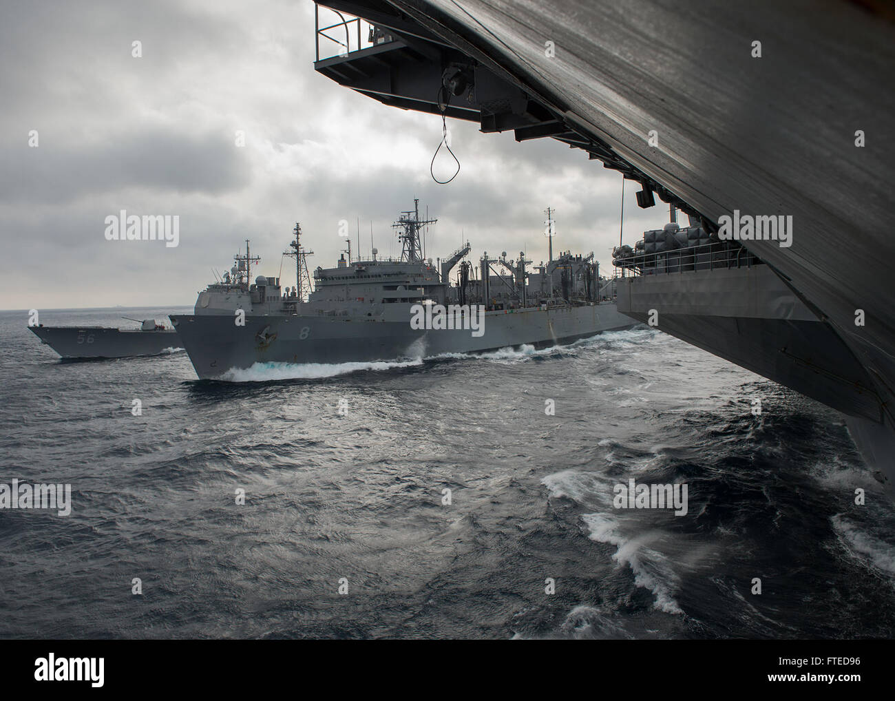 La USS San Jacinto (CG 56) e la USS Harry S. Truman (CVN 75) transitano con la USNS Arctic (T-AOE 8) durante un rifornimento in mare nell'Oceano Atlantico. L'operazione fa parte degli sforzi della Marina degli Stati Uniti per mantenere la prontezza navale e il supporto logistico durante lo spiegamento. Foto Stock