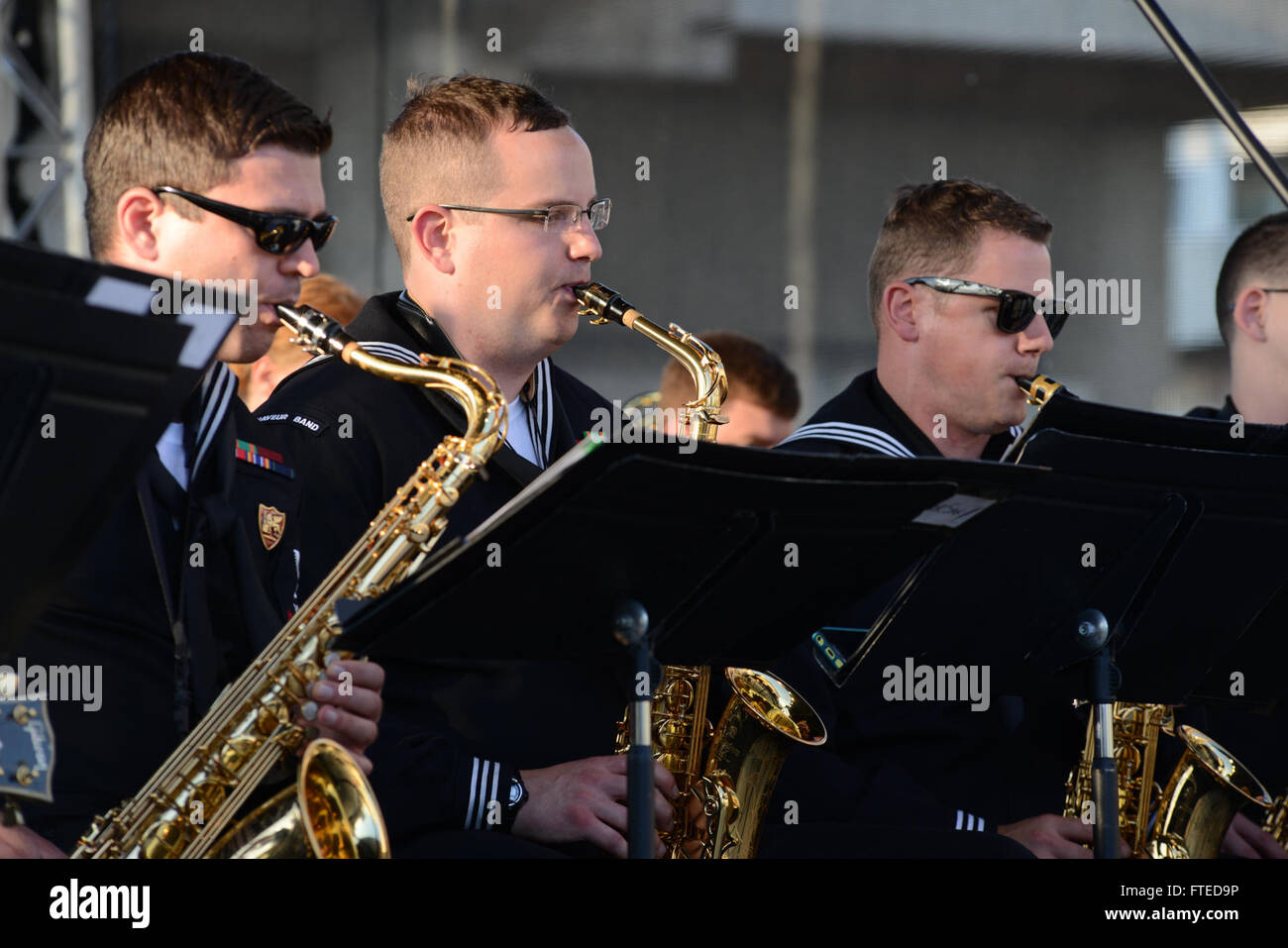 150509-N-HK305-459 SLATINA, Romania (9 maggio 2015) Il "Jazz" i Diplomatici di Stati Uniti Forze Navali banda Europa eseguire a Slatina, Romania, 9 maggio 2015. Sponsorizzato da U.S. Supporto navale Facility Deveselu e la nazione ospitante il governo locale nella contea di Olt, Romania, la band ha suonato due concerti e condiviso il palco con animatori locali. (U.S. Foto di Marina di Massa lo specialista di comunicazione 2a classe Luca Meineke/rilasciato) Foto Stock