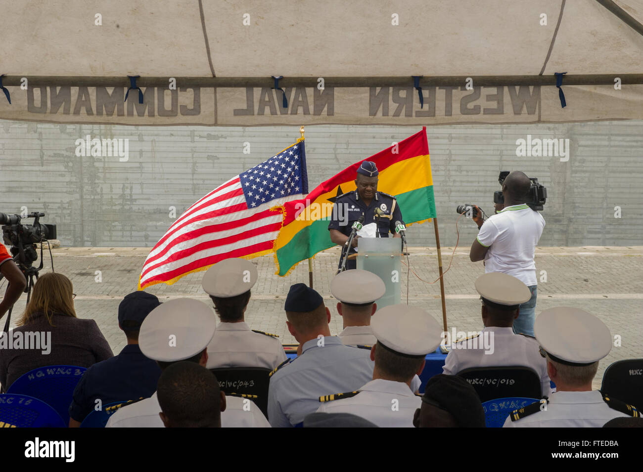 140411-N-ZY039-079 SEKONDI, Ghana (11 aprile 2014) - Commissario del Ghana polizia Marino Asante Apeatu dà un discorso durante la cerimonia di chiusura per African Maritime Legge Partnership (AMLEP). AMLEP, la fase operativa di Africa Partnership Stazione (AP), riunisce U.S. Navy, U.S. Guardia costiera, e il rispettivo partner di Africa forze marittime attivamente di pattuglia che il partner delle acque territoriali ed economici della zona di esclusione con lo scopo di intercettare le navi che possono essere stati coinvolti in attività illecite. Punta di diamante, U.S. Navy's first-in-class, comune ad alta velocità a Nave, ho Foto Stock