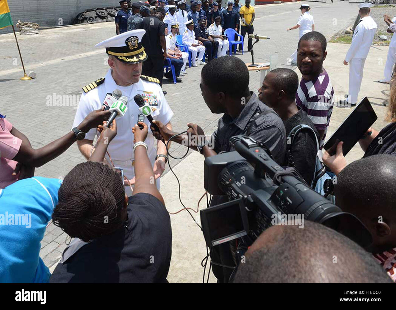 140411-N-AP SEKONDI176-001, Ghana (11 aprile 2014) - USA Navy Capt. Marc Lederer, comandante della missione a bordo di giunzione, ad alta velocità a nave USNS Spearhead (JHSV 1) è intervistato da membri della media del Ghana durante la cerimonia di chiusura per African Maritime Legge Partnership (AMLEP). AMLEP, la fase operativa di Africa Partnership Stazione (AP), riunisce U.S. Navy, U.S. Guardia costiera, e il rispettivo partner di Africa forze marittime attivamente di pattuglia che il partner delle acque territoriali ed economici della zona di esclusione con lo scopo di intercettare le navi che possono essere stati coinvolti in malato Foto Stock