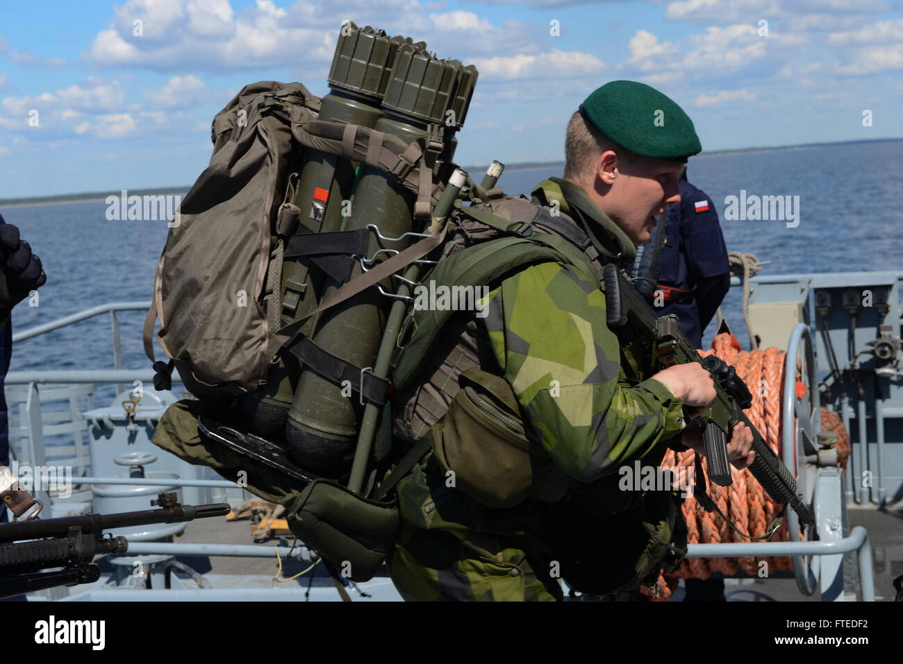 150610-N-SL539-221 MAR BALTICO - (10 giugno 2015) -Marines dalla Svezia arive a bordo il polacco della nave della marina americana, ORP Gniezno, durante BALTOPS 2015. BALTOPS è una multinazionale annuale di esercizio progettata per migliorare la flessibilità e interoperabilità, come pure dimostrare risolvere tra alleati e partner le forze per la difesa della regione del Baltico. (U.S. Foto di Marina di Massa Specialista comunicazione marinaio Lucas Askew/rilasciato) Foto Stock