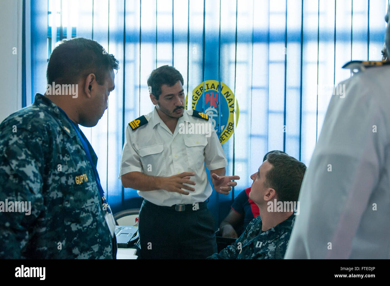 140417-N-ZE250-058 Lagos, Nigeria (17 aprile 2014) - Lt. Thomas Schmitz, assistente pianificatore di piombo per Obangame Express 2014, discute le procedure operative con la marina spagnola Lt. La Cmdr. Jorge Melero, comandante della Oceanic nave pattuglia (OPV) Infanta Elena, presso la marina militare nigeriano occidentale di Comando delle Forze Navali sede. Obangame Express è un golfo di Guinea-base multinazionale esercizio marittimo progettato per migliorare la cooperazione, interdizione di competenze e la condivisione di informazioni tra Occidente e Africa centrale le forze marittime al fine di aumentare la sicurezza marittima e la sicurezza nella regione. Foto Stock