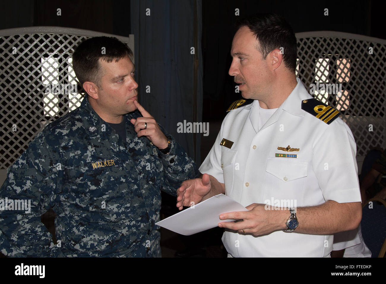CMdR. Rob Walker e il tenente Cmdr. Rodrigo Godoy discute della strategia durante l'Obangame Express 2014 a Douala, in Camerun. Questa esercitazione multinazionale sponsorizzata dal comando dell'Africa degli Stati Uniti migliora la sicurezza e la sicurezza marittima nel Golfo di Guinea. Foto Stock