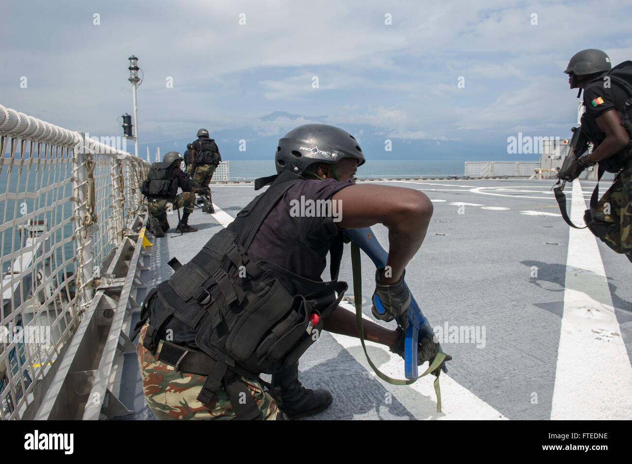 140419-N-ZY039-041 del golfo di Guinea (19 aprile 2014) Ð membri del Camerun di intervento rapido battaglione (BIR) condurre una simulazione di imbarco del giunto ad alta velocità a nave USNS Spearhead (JHSV 1) durante l'esercizio Obangame Express 2014. Obangame Express è un U.S. Africa Command-sponsorizzato multinazionale esercizio marittimo progettato per aumentare la sicurezza marittima e la sicurezza nel Golfo di Guinea. (U.S. Foto di Marina di Massa lo specialista di comunicazione 2a classe Jeff Atherton/ Rilasciato) Unisciti alla conversazione su <a href='https://twitter.com/naveur navaf' rel="nofollow">Twitter</a> Follow us on <a href Foto Stock