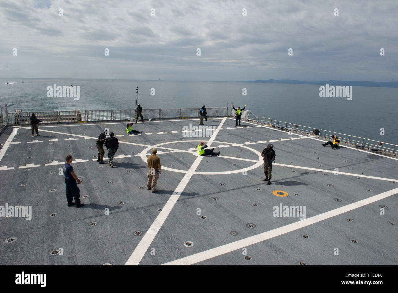 Il 19 aprile 2014, il personale dello U.S. Naval Special Warfare Group (NSWG) 10, della Nigerian Special Boat Services (NSBS) e del Camerun Rapid Intervention Battalion (BIR) pratica il decesso sospetto durante un imbarco simulato della punta di lancia USNS (JHSV 1) come parte di Obangame Express 2014, un'esercitazione marittima multinazionale focalizzata sull'aumento della sicurezza marittima nel Golfo di Guinea. Foto Stock
