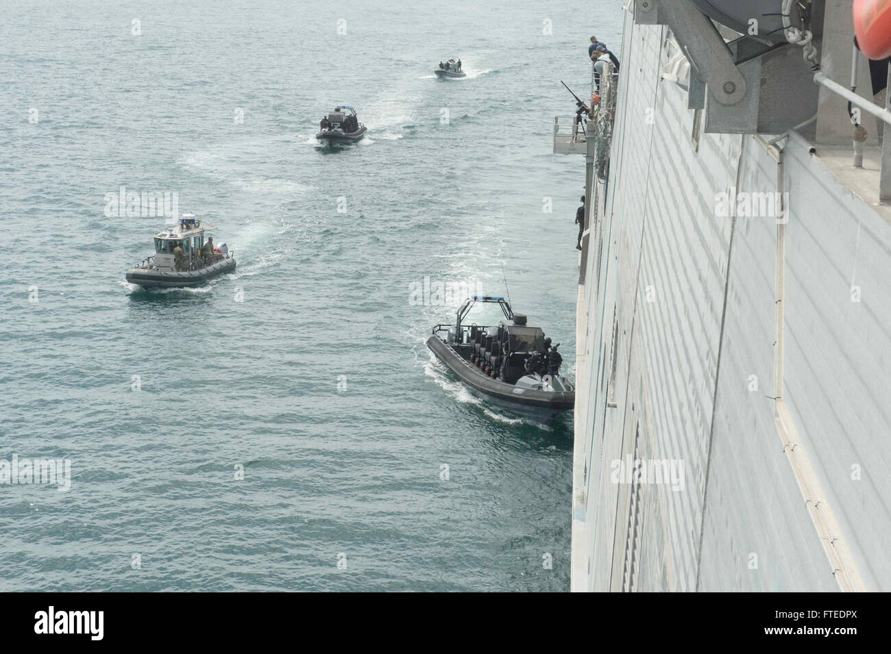 Il 19 aprile 2014, il personale del Naval Special Warfare Group 10, della Nigerian Special Boat Services e del Camerun Rapid Intervention Battalion ha partecipato ad un'esercitazione marittima al largo delle coste dell'Africa occidentale. L'esercizio mirava a migliorare la sicurezza nel Golfo di Guinea. Foto Stock
