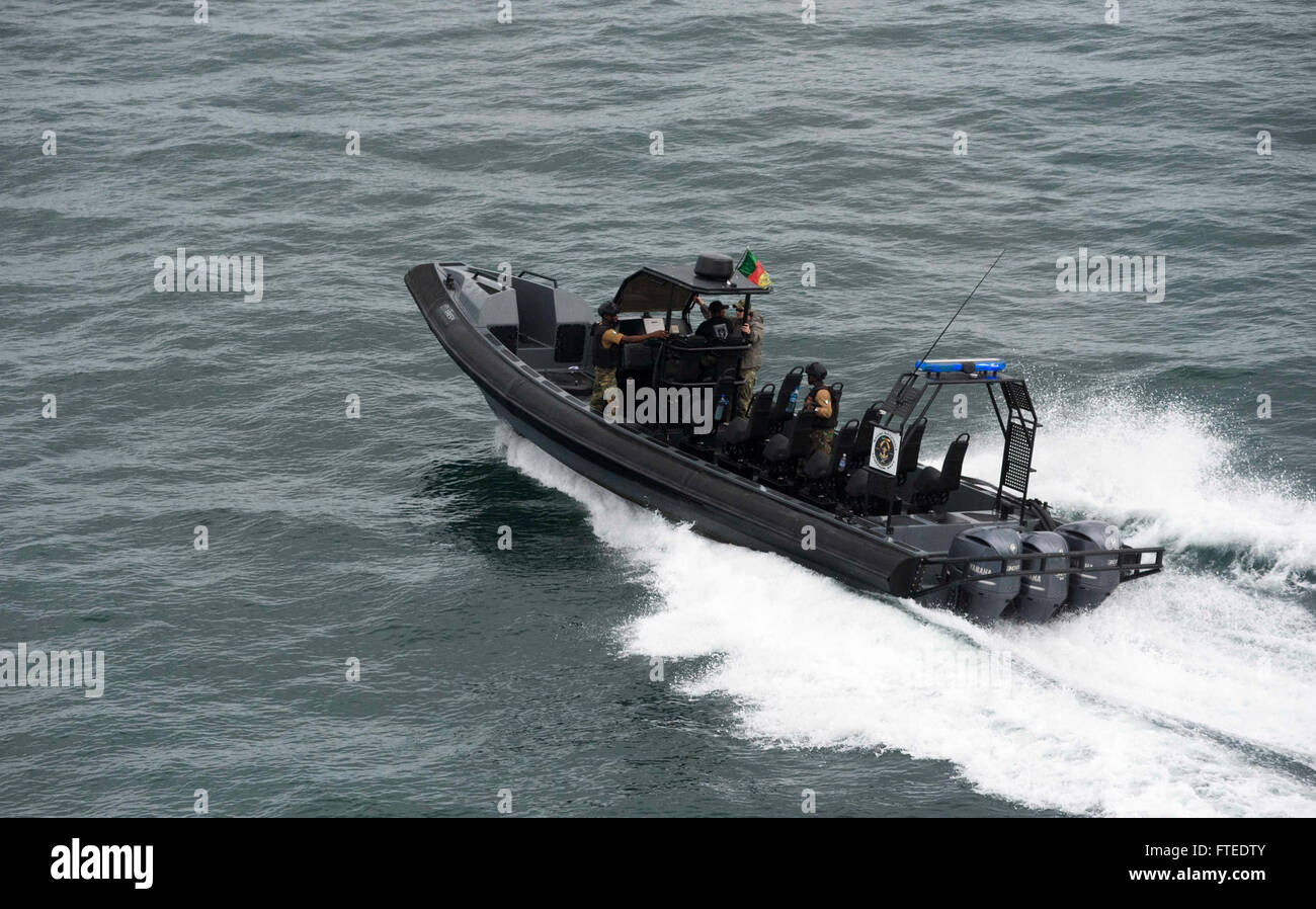 L'immagine cattura il personale del Naval Special Warfare Group 10 degli Stati Uniti, della Nigerian Special Boat Services, del Cameroonian Rapid Intervention Battalion e delle Netherlands Maritime Special Operations Forces che conducono operazioni su una barca gonfiabile a scafo rigido come parte dell'Obangame Express 2014, un'esercitazione marittima multinazionale volta a migliorare la sicurezza nel Golfo di Guinea. Foto Stock