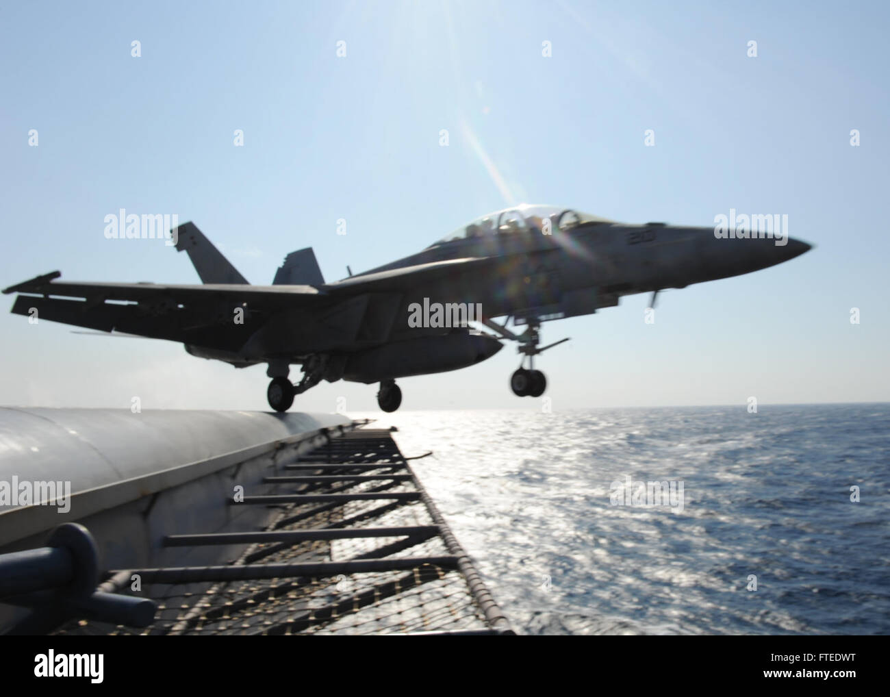 Un F/A-18F Super Hornet dello Strike Fighter Squadron (VFA) 213, soprannominato "Fighting Black Lions", decolla dalla portaerei USS George H.W. Bush (CVN 77) durante uno spiegamento nel Mar Mediterraneo, sostenendo le operazioni della 6th Fleet e gli sforzi di sicurezza marittima. Foto Stock