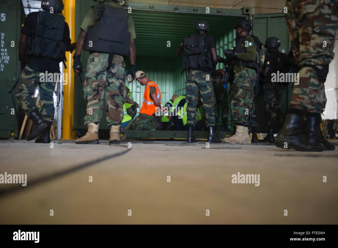 Il personale del Naval Special Warfare Group 10 degli Stati Uniti, della Nigerian Special Boat Services, del Cameroonian Rapid Intervention Battalion e delle Netherlands Maritime Special Operations Forces lavorano insieme durante un imbarco simulato della punta di lancia USNS (JHSV 1) nel Golfo di Guinea. Questo esercizio, parte di Obangame Express 2014, mira a migliorare la sicurezza marittima e la cooperazione tra le forze internazionali. Foto Stock
