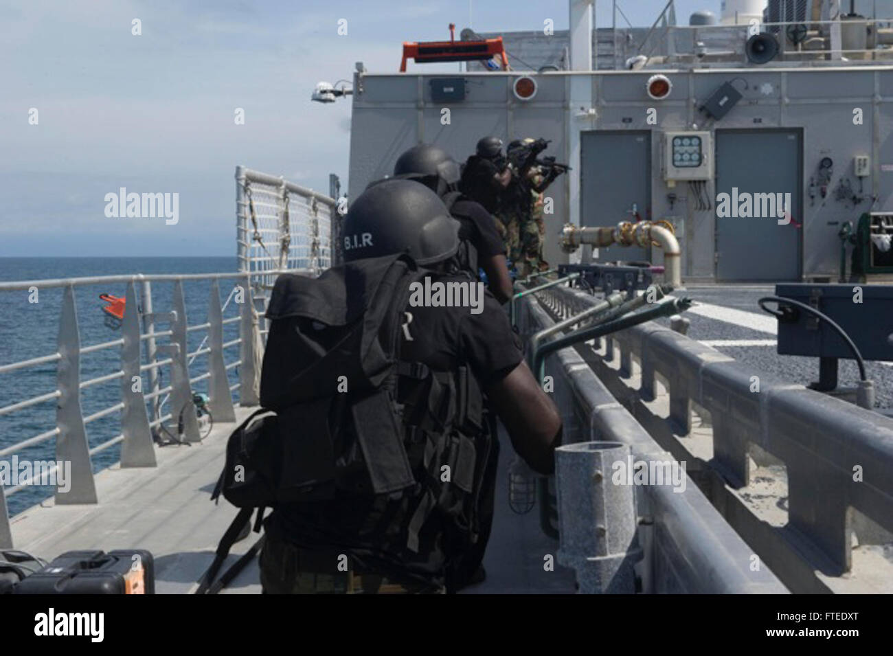 Durante l'Obangame Express 2014, il personale del Naval Special Warfare Group (NSWG) 10, del Nigerian Special Boat Services (NSBS), del Cameroonian Rapid Intervention Battalion (BIR) e delle Netherlands Maritime Special Operations Forces (NMSOF) ha condotto un imbarco simulato della punta di lancia USNS (JHSV 1) nel Golfo di Guinea. Questa attività multinazionale si è concentrata sul miglioramento della sicurezza e della sicurezza marittima nella regione. Foto Stock