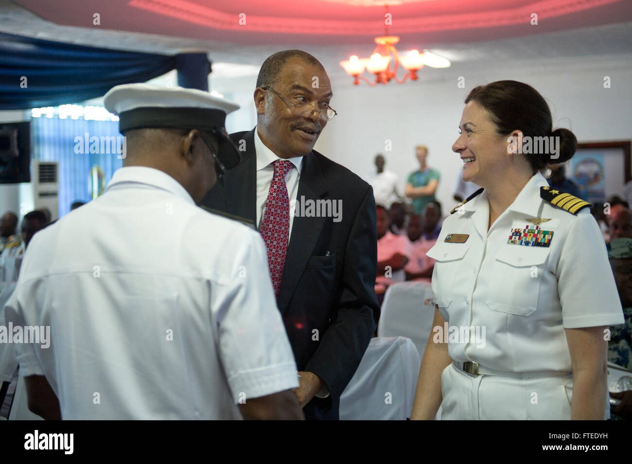 140423-N-IY142-063 Lagos, Nigeria (23 aprile 2014) - USA Navy Capt. Nancy Lacore, direttore di esercizio per Obangame Express 2014, interagisce con il rappresentante dell'Esecutivo governatore dello Stato di Lagos durante l'esercizio cerimonia di chiusura presso la marina militare nigeriano occidentale del comando navale sede. Obangame Express è un U.S. Africa Command-sponsorizzato multinazionale esercizio marittimo progettato per aumentare la sicurezza marittima e la sicurezza nel Golfo di Guinea. (U.S. Foto di Marina di Massa lo specialista di comunicazione 2a classe John Herman/rilasciato) Foto Stock