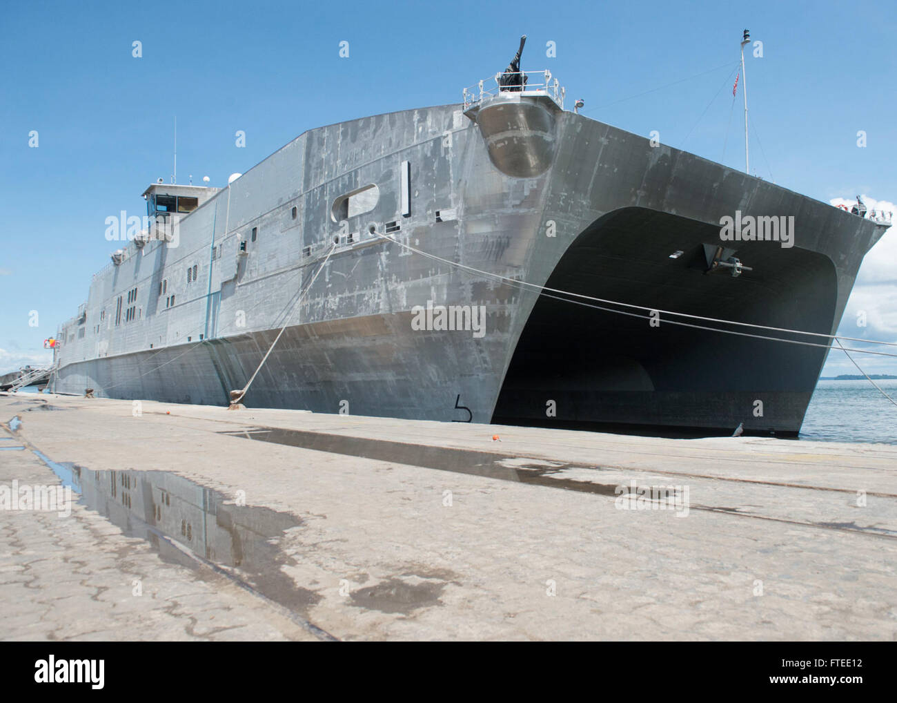 140424-N-AP176-009: Libreville, Gabon (24 aprile 2014) - Giunto ad alta velocità di nave USNS Spearhead JHSV (1), è ormeggiata sul lato del molo a Libreville, Gabon per un regolarmente programmata visita porta. Punta di diamante, U.S. Navy's first-in-class, comune ad alta velocità a vaso, è sulla sua fanciulla distribuzione teatro di supporto di sicurezza gli sforzi di cooperazione e collaborazione internazionali di programma per il potenziamento delle capacità, Africa Partnership Stazione, NEGLI STATI UNITI Sesta flotta area di operazioni. (U.S. Foto di Marina di Massa lo specialista di comunicazione 2a classe Jeff Atherton/ rilasciato) Foto Stock