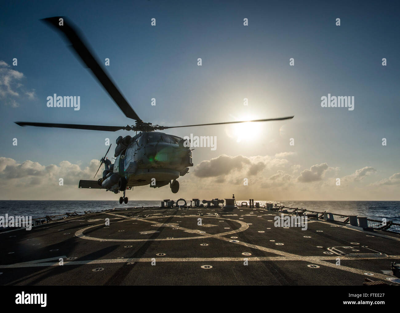 140426-N-KE519-267 Mare Mediterraneo (26 aprile 2014) - Una SH-60B Seahawk elicottero assegnati alle vipere di elicottero Anti-Submarine Squadron luce 48 (HSL-48) atterra sul ponte di volo dell'distribuita Arleigh Burke-class guidato-missile destroyer USS Donald Cook (DDG 75). Donald Cook, il primo di quattro Arleigh Burke-cacciatorpediniere della classe per essere distribuita a Rota, Spagna, è in servizio su una pattuglia pianificata negli Stati Uniti Sesta flotta area di operazioni come parte del Presidente della Comunità graduale approccio adattativo (EPAA) al missile balistico di difesa in Europa. (U.S. Foto di Marina di Massa Communic Foto Stock