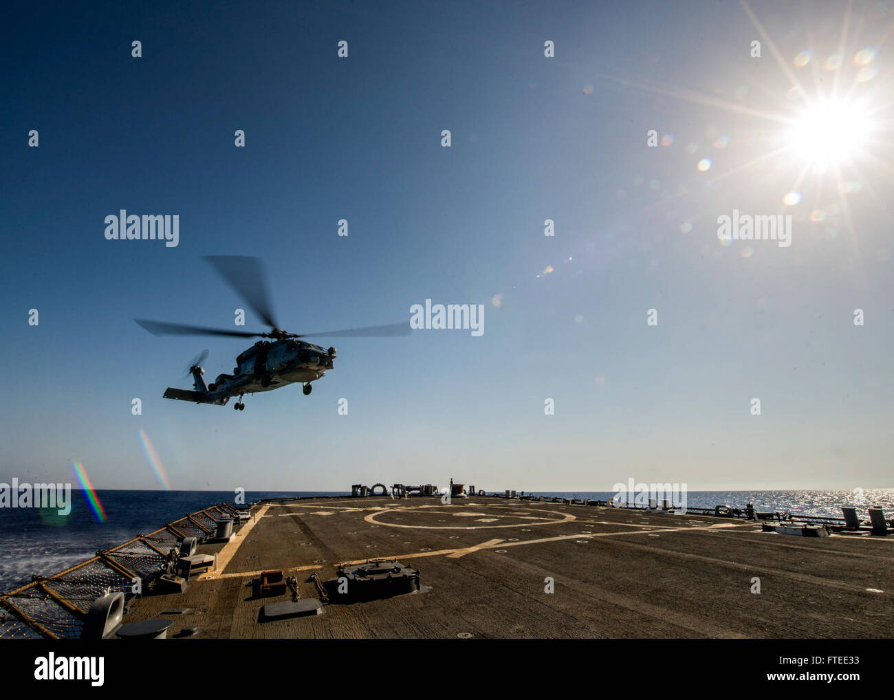 140501-N-KE519-072 MARE MEDITERRANEO (1 maggio 2014) - Un SH-60B Seahawk elicottero assegnati alle vipere di elicottero Anti-Submarine Squadron luce 48 (HSL-48) si prepara a sbarcare su distribuita Arleigh Burke-class guidato-missile destroyer USS Donald Cook (DDG 75). Donald Cook, il primo di quattro Arleigh Burke-cacciatorpediniere della classe per essere distribuita a Rota, Spagna, è in servizio su una pattuglia pianificata negli Stati Uniti Sesta flotta area di operazioni come parte del Presidente della Comunità graduale approccio adattativo (EPAA) al missile balistico di difesa in Europa. (U.S. Navy foto di comunicazione di massa specia Foto Stock