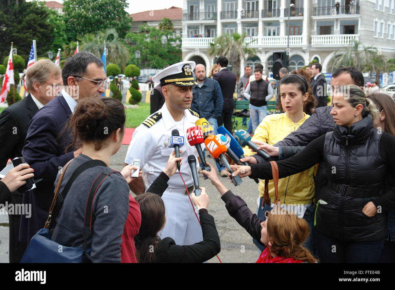 140508-N-ZZ999-007 BATUMI, Georgia (8 maggio 2014) - Comandante della guidato-missile fregata USS Taylor (FFG 50), la Cmdr. Murz Morris, risponde alle domande dei media locali dopo la nave dell'arrivo a Batumi, Georgia. Taylor porta della visita in Georgia riafferma l'impegno degli Stati Uniti per rafforzare i legami con gli alleati della NATO e partner come la Georgia. Taylor, homeported a Mayport, Fl., viene distribuito in un multi-ruolo di missione negli Stati Uniti Sesta flotta area di operazioni di contribuire a livello regionale all la sicurezza marittima e per sostenere le operazioni della NATO e le distribuzioni in tutta la regione. (U.S. Foto di Marina Lt. Foto Stock