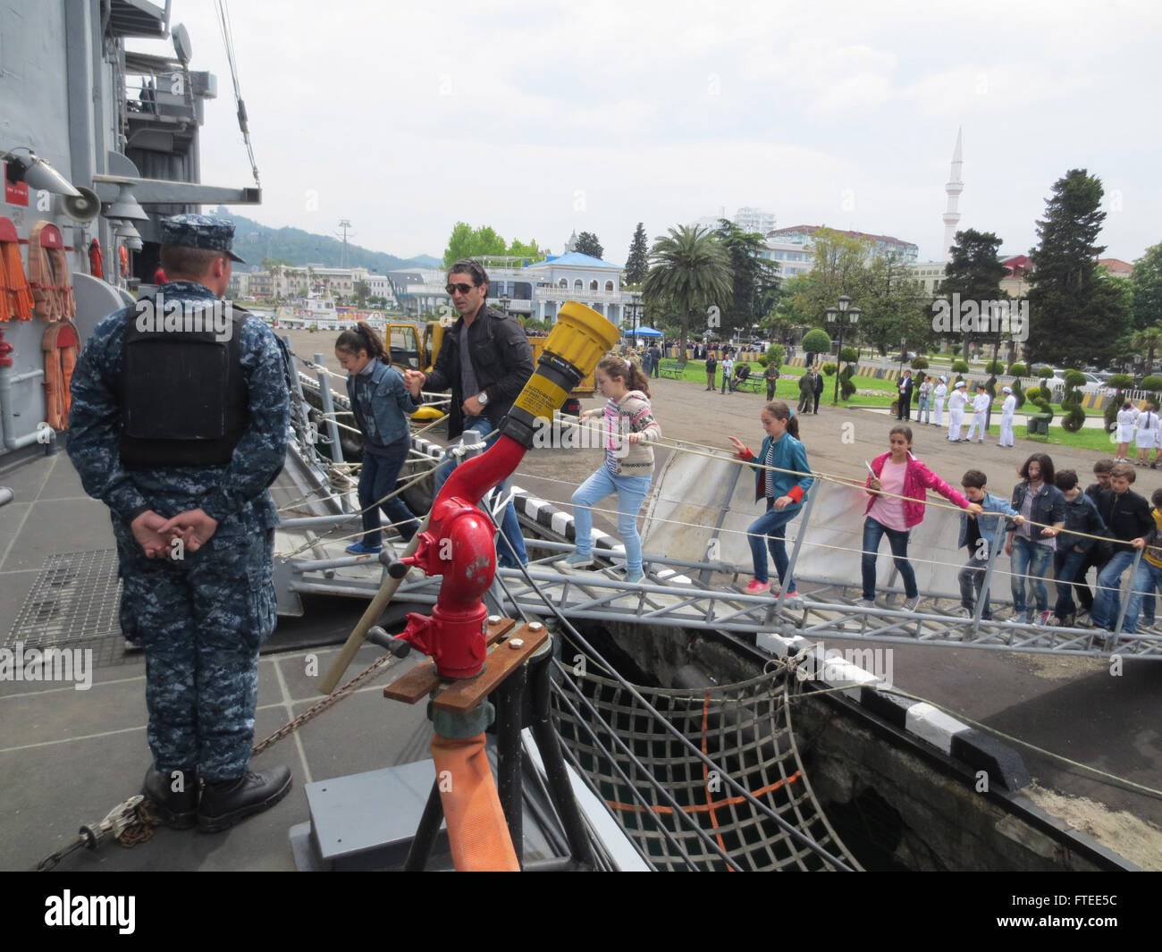 Il personale dell'ambasciata americana e le loro famiglie visitano la fregata missilistica guidata USS Taylor (FFG 50) durante una visita al porto di Batumi, Georgia, il 9 maggio 2014. La USS Taylor svolge un ruolo critico nella sicurezza marittima regionale e nelle operazioni NATO. Foto Stock