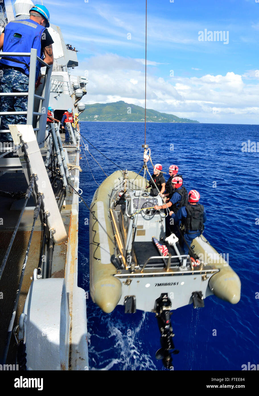 Questa immagine mostra i marinai a bordo della USS Nitze (DDG 94) mentre sollevano un gommone a scafo rigido (RHIB) sulla nave mentre operano nell'Oceano Indiano. Il cacciatorpediniere sta supportando le operazioni di sicurezza marittima nell'area della 6th Fleet degli Stati Uniti. Foto Stock Questa immagine mostra i marinai a bordo della USS Nitze (DDG 94) mentre sollevano un gommone a scafo rigido (RHIB) sulla nave mentre operano nell'Oceano Indiano. Il cacciatorpediniere sta supportando le operazioni di sicurezza marittima nell'area della 6th Fleet degli Stati Uniti. Foto Stock