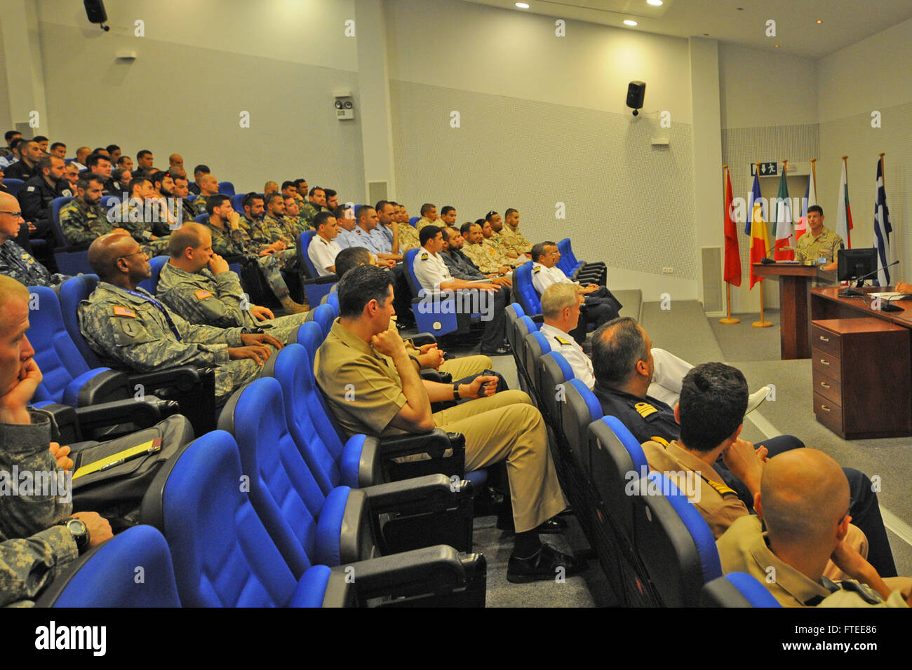 Questa foto dell'esercitazione marittima Phoenix Express 2014 mostra il Commodoro Ioannis Pavlopoulos che fornisce informazioni alle squadre di imbarco e agli istruttori di Souda Bay, in Grecia. L'evento si è concentrato sull'addestramento navale multinazionale, con le forze NATO che partecipano a un'operazione di interdizione marittima. Foto Stock