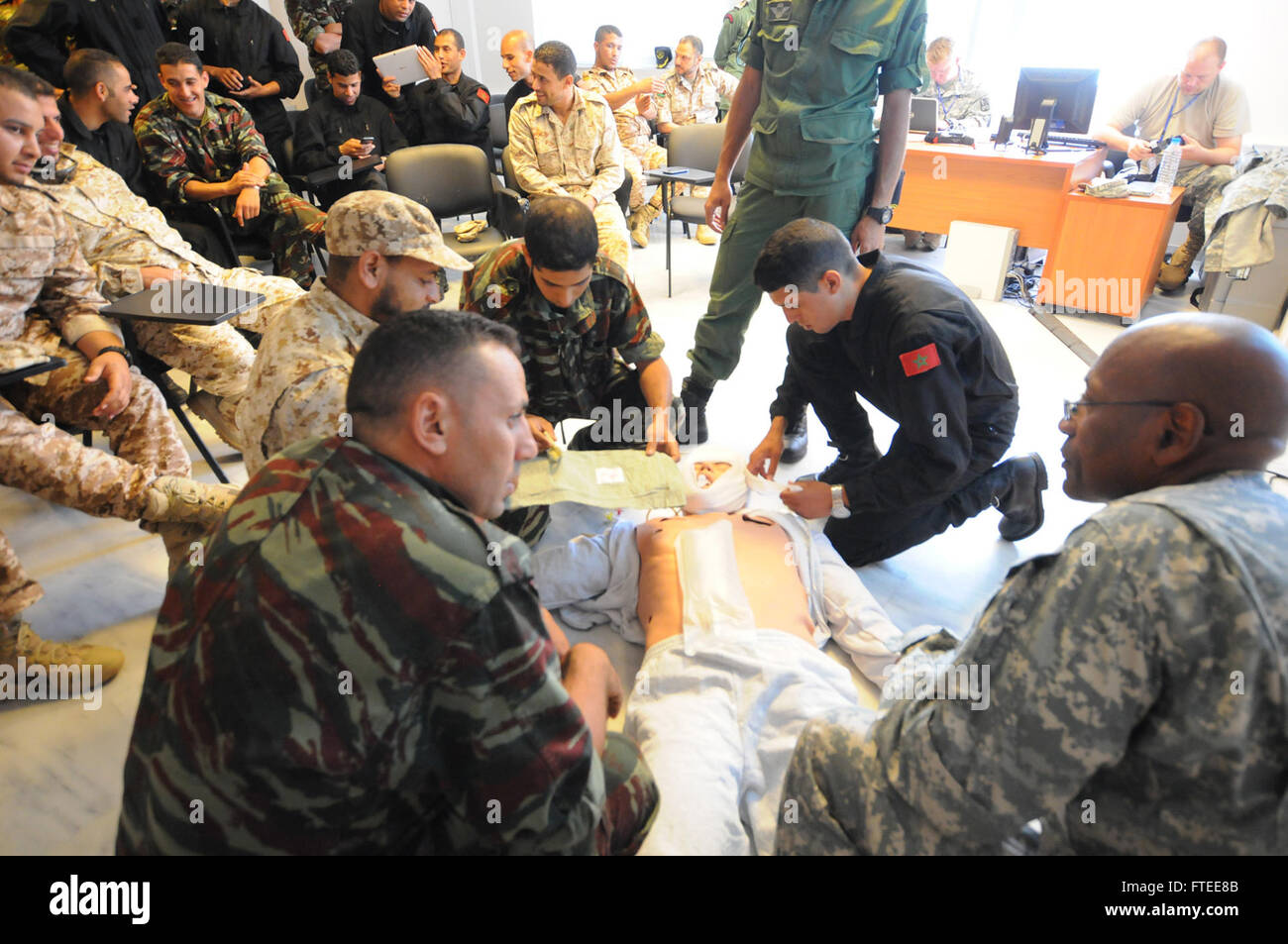Durante l'esercitazione Phoenix Express 2014 a Souda Bay, in Grecia, le forze navali marocchine e libiche hanno partecipato a un evento multinazionale di addestramento marittimo. Il sergente dello staff dell'esercito statunitense Robert Rose ha istruito le capacità di triage medico per migliorare la sicurezza e la sicurezza delle operazioni navali nel Mediterraneo. Foto Stock