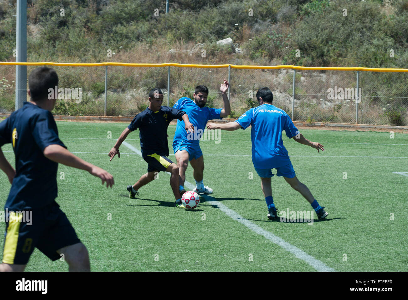 140523-N-TC720-1233 Souda Bay, Grecia (23 maggio 2014) -- greco e marinai algerino gioco per il campionato di calcio del Phoenix Express 2014 Pre Sail Sports day. Phoenix Express è un U.S. Africa Command-sponsorizzato multinazionale esercizio marittimo tra il Nord Africa, in Europa e negli Stati Uniti le forze navali progettato per aumentare la sicurezza marittima e la sicurezza nel mare Mediterraneo. (U.S. Foto di Marina di Massa Specialista comunicazione marinaio Mat marzo) Foto Stock