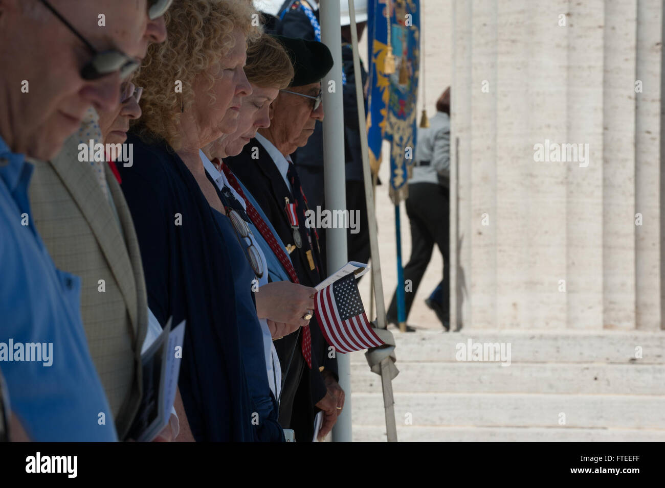 Il 26 maggio 2014, i veterani e le loro famiglie si sono riuniti per una cerimonia del Memorial Day presso il Cimitero e memoriale americano Sicilia-Roma a Nettuno, in Italia. Il cimitero è l'ultimo luogo di riposo per 7.861 soldati americani morti durante la seconda guerra mondiale mentre liberavano l'Italia. Foto Stock