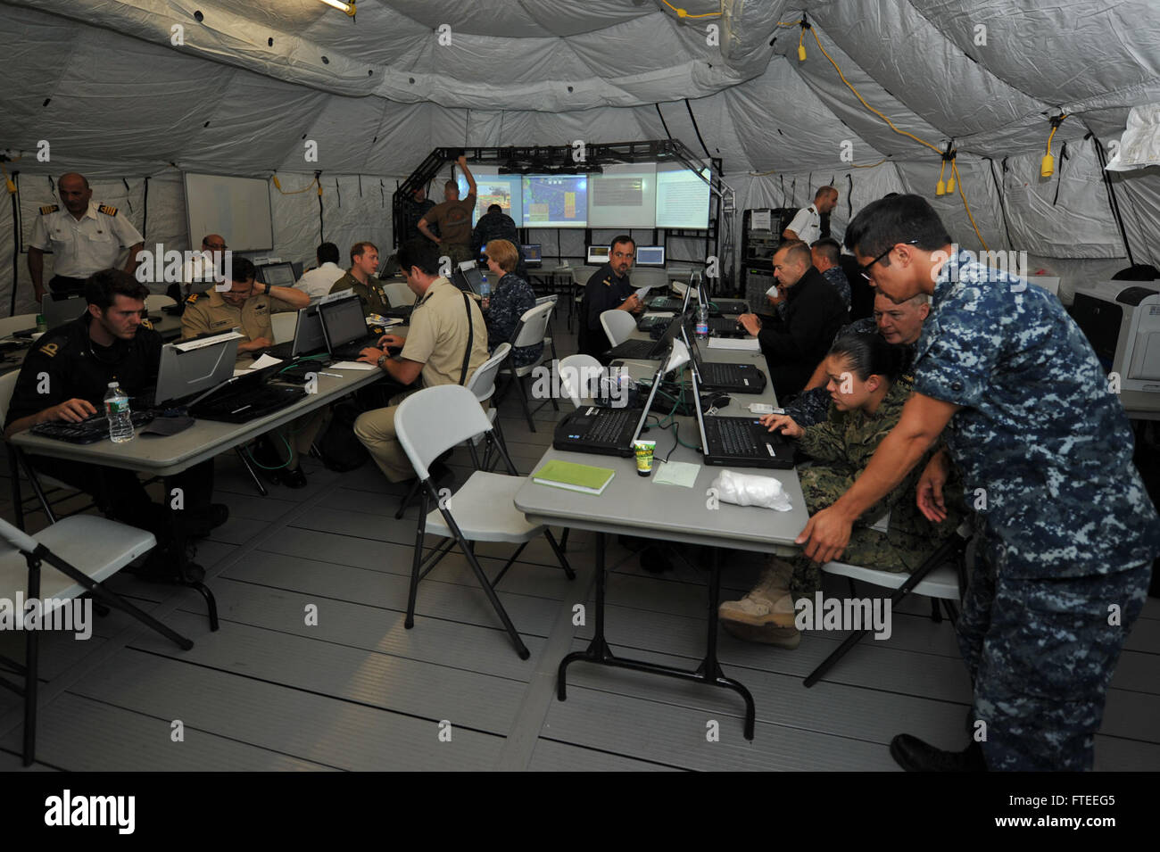 I membri di servizio delle forze navali europee, nordafricane e statunitensi partecipano al Phoenix Express 2014 a Sigonella, in Sicilia, un'esercitazione marittima multinazionale volta a migliorare la sicurezza marittima e la cooperazione nel Mediterraneo. Foto Stock