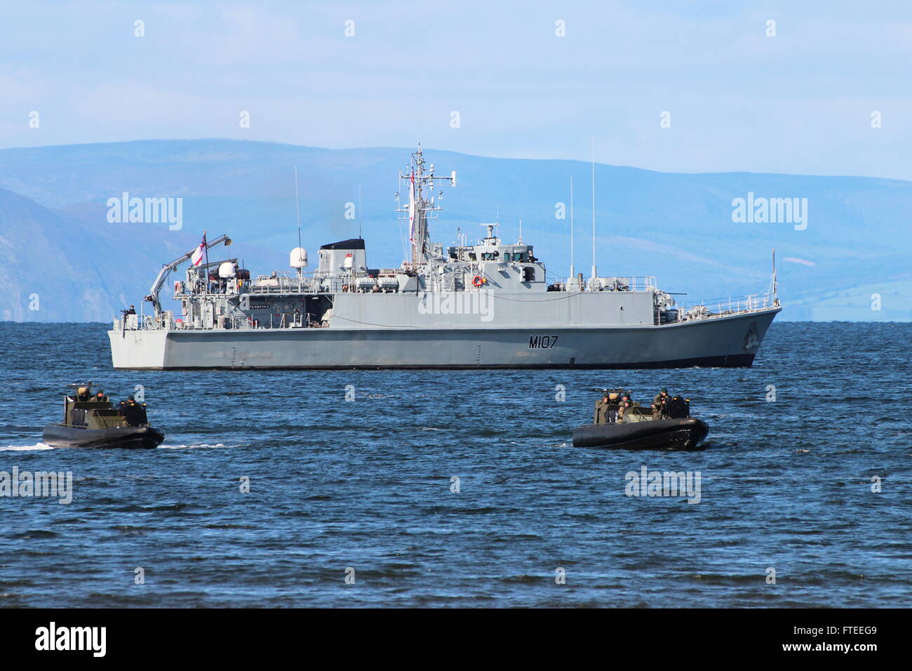 Un beach assault dimostrazione da parte della Royal Marines presso l'Airshow Scozzese, con HMS Pembroke essendo utilizzato come recipiente di lancio. Foto Stock
