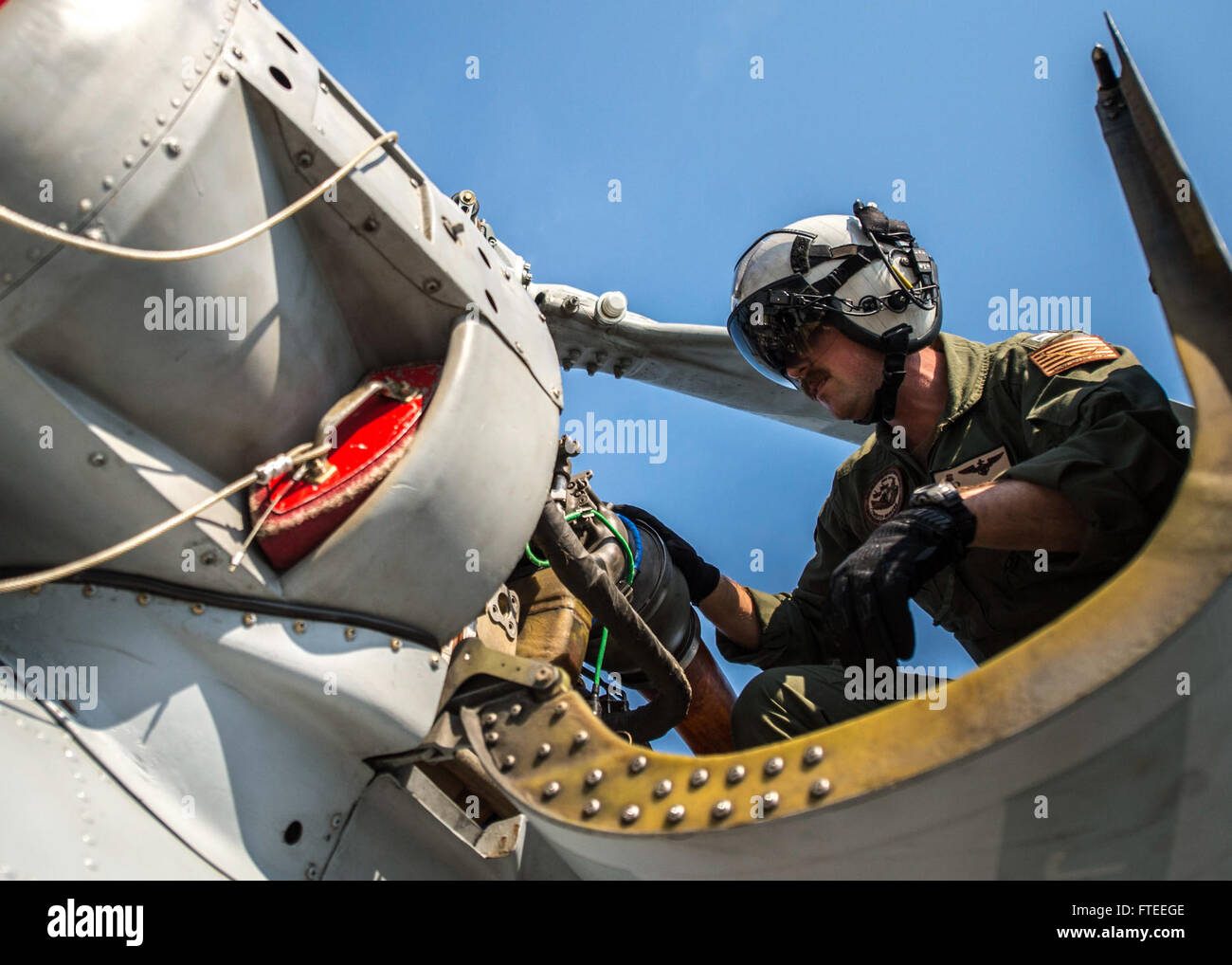 140528-N-KE519-010: MAR NERO (28 maggio 2014) - Lt. Stan McWhorter esegue una ispezione pre-volo di una SH-60B Seahawk elicottero assegnato al "vipere," di elicottero Anti-Submarine Squadron 48 (HSM-48) a bordo della Ticonderoga-class guidato-missili cruiser USS Vella Gulf (CG 72). Vella golfo è distribuito in un multi-ruolo di missione negli Stati Uniti Sesta flotta area di operazioni di contribuire a livello regionale all la sicurezza marittima e per sostenere le operazioni della NATO e le distribuzioni in tutta la regione. (U.S. Foto di Marina di Massa lo specialista di comunicazione di terza classe Edward Guttierrez III/RILASCIATO) Unisciti alla conversazione o Foto Stock