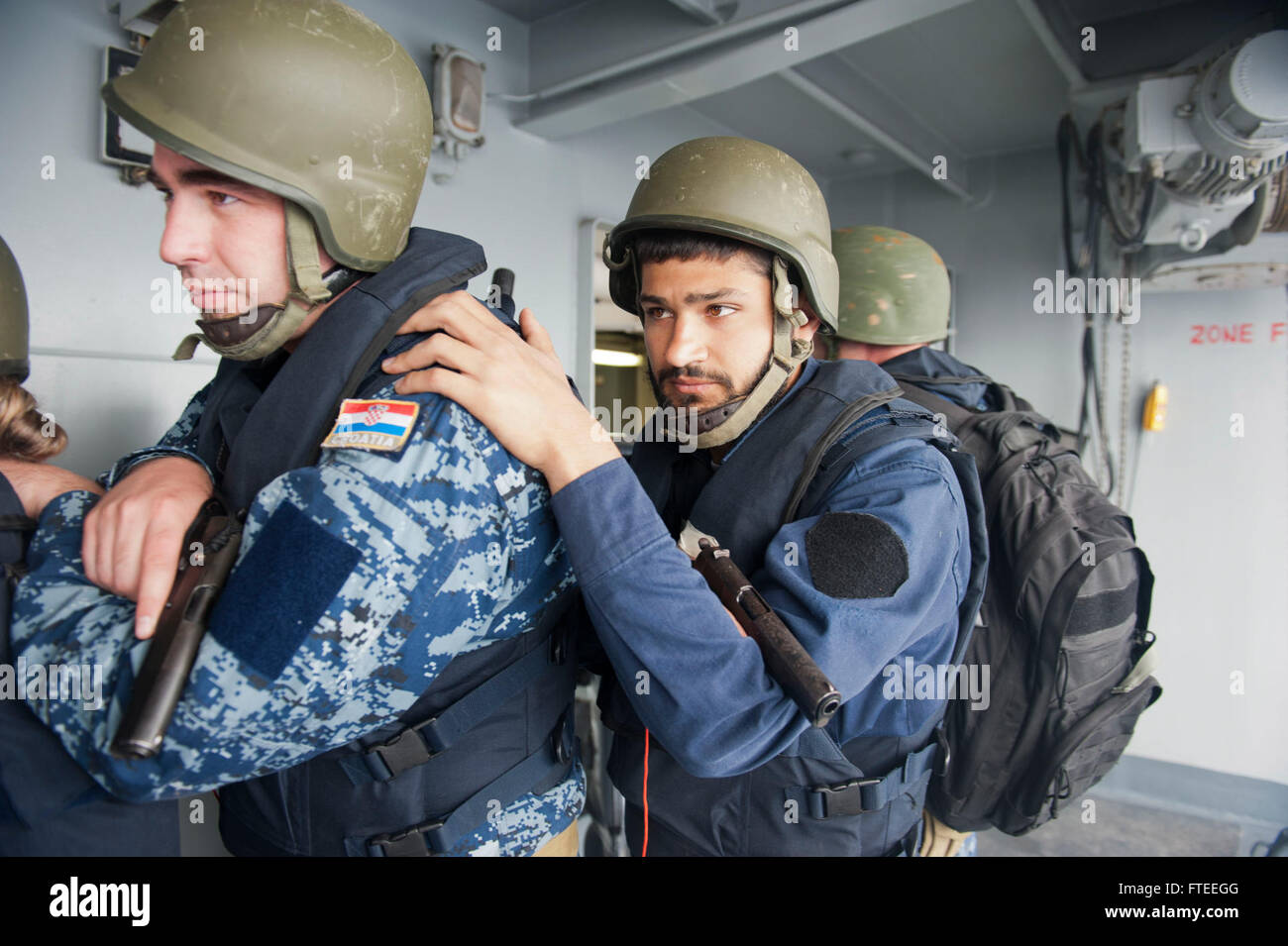 Le squadre d'imbarco greche e croate iniziano a spazzare via la fregata della Royal Maroccan Navy Hassan II durante il Phoenix Express, un'esercitazione marittima multinazionale sponsorizzata dallo U.S. Africa Command, progettata per migliorare la sicurezza marittima nel Mediterraneo. Foto Stock