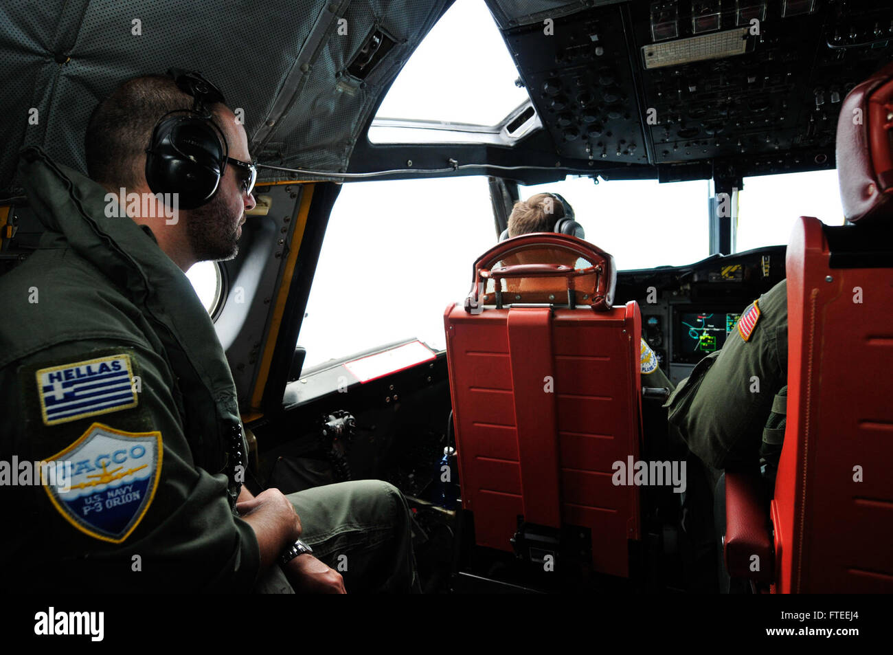 Comando tenente Christos Adrianoupolitis del 353 Maritime Patrol Squadron della Hellenic Air Force partecipa a un volo con lo Squadron 9 della US Navy durante l'esercitazione Phoenix Express 2014. Questo esercizio di sicurezza marittima mira a rafforzare la cooperazione tra le nazioni mediterranee al fine di migliorare la sicurezza e la sicurezza regionali. Foto Stock