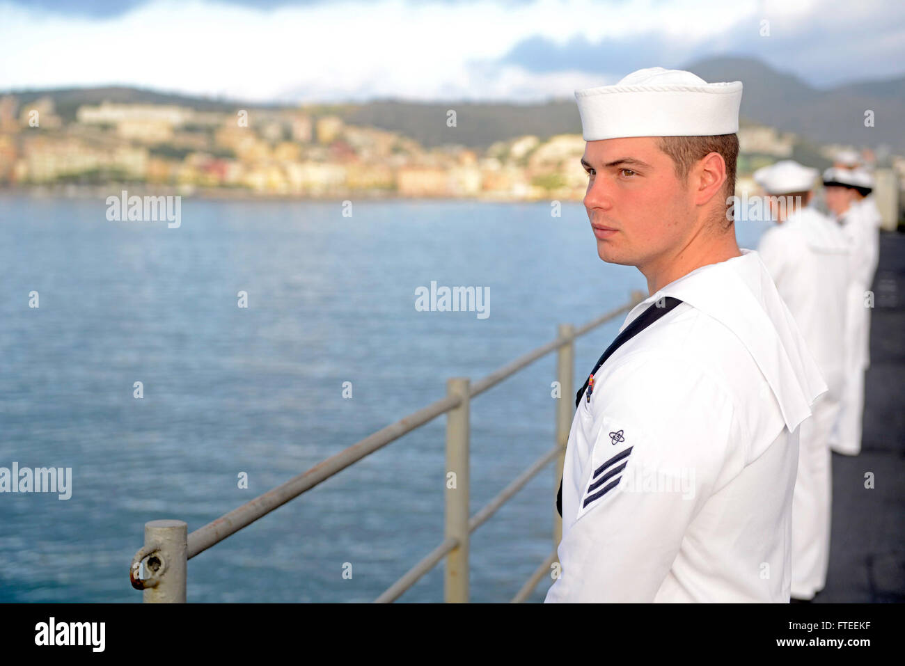 151003-N-VY489-080 gaeta, Italia (ott. 3, 2015) Electronics Technician marinaio Weston, libero da Manitowoc, Wisconsin, mans le rotaie come NEGLI STATI UNITI 6 comando della flotta e la nave di controllo USS Mount Whitney (LCC 20) tira in Gaeta, Italia Ott 3, 2015 dopo nove mesi di un bacino di carenaggio periodo a Rijeka, Croazia. Il Monte Whitney, distribuito a Gaeta, Italia, opera con un equipaggio combinato di U.S. I marinai della marina militare e Sealift comando servizio civile naviganti. (U.S. Foto di Marina di Massa Communications Specialist 1a classe Mike Wright/rilasciato) Foto Stock