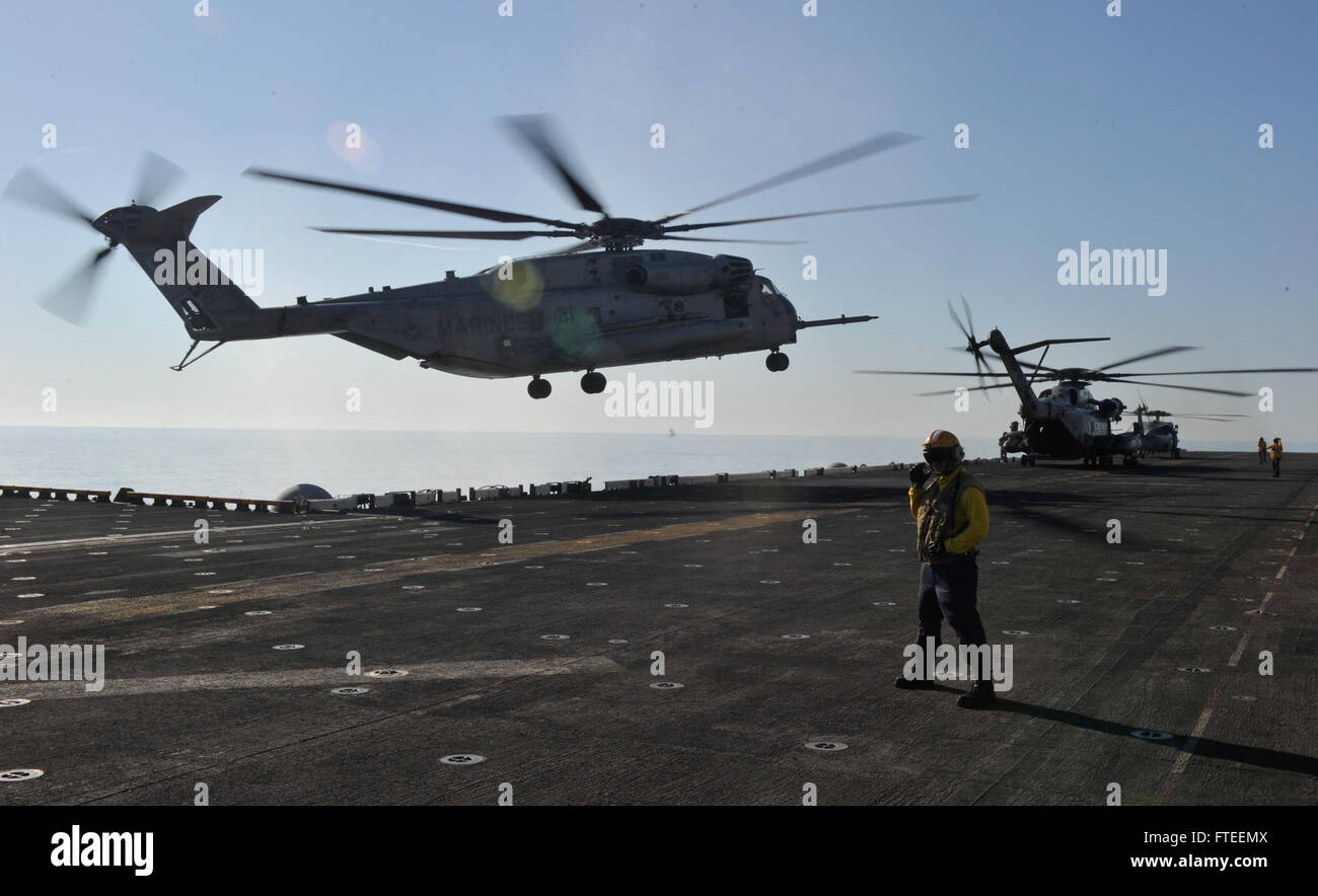 140605-N-AO823-063 mare mediterraneo (Giugno 5, 2014) -- Un CH-53 Super Stallion atterra sul ponte di volo dell'multipurpose Amphibious Assault nave USS Bataan (LHD 5). Bataan, con elementi del ventiduesimo Marine Expeditionary Unit, è operativo negli Stati Uniti Sesta flotta area di operazioni per aumentare la U.S. Risposta in caso di crisi le forze nella regione. (U.S. Foto di Marina di Massa Specialista comunicazione marinaio apprendista Michael J. Lieberknecht/ Rilasciato) www.facebook.com/ussbataan http://www.facebook.com/ussbataan ( ) Foto Stock